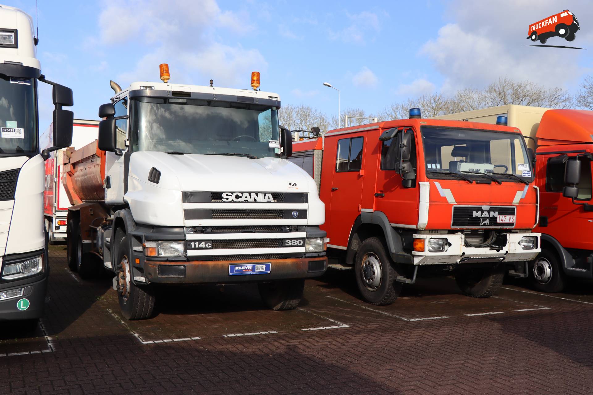 Scania T114 en brandweerman naast elkaar