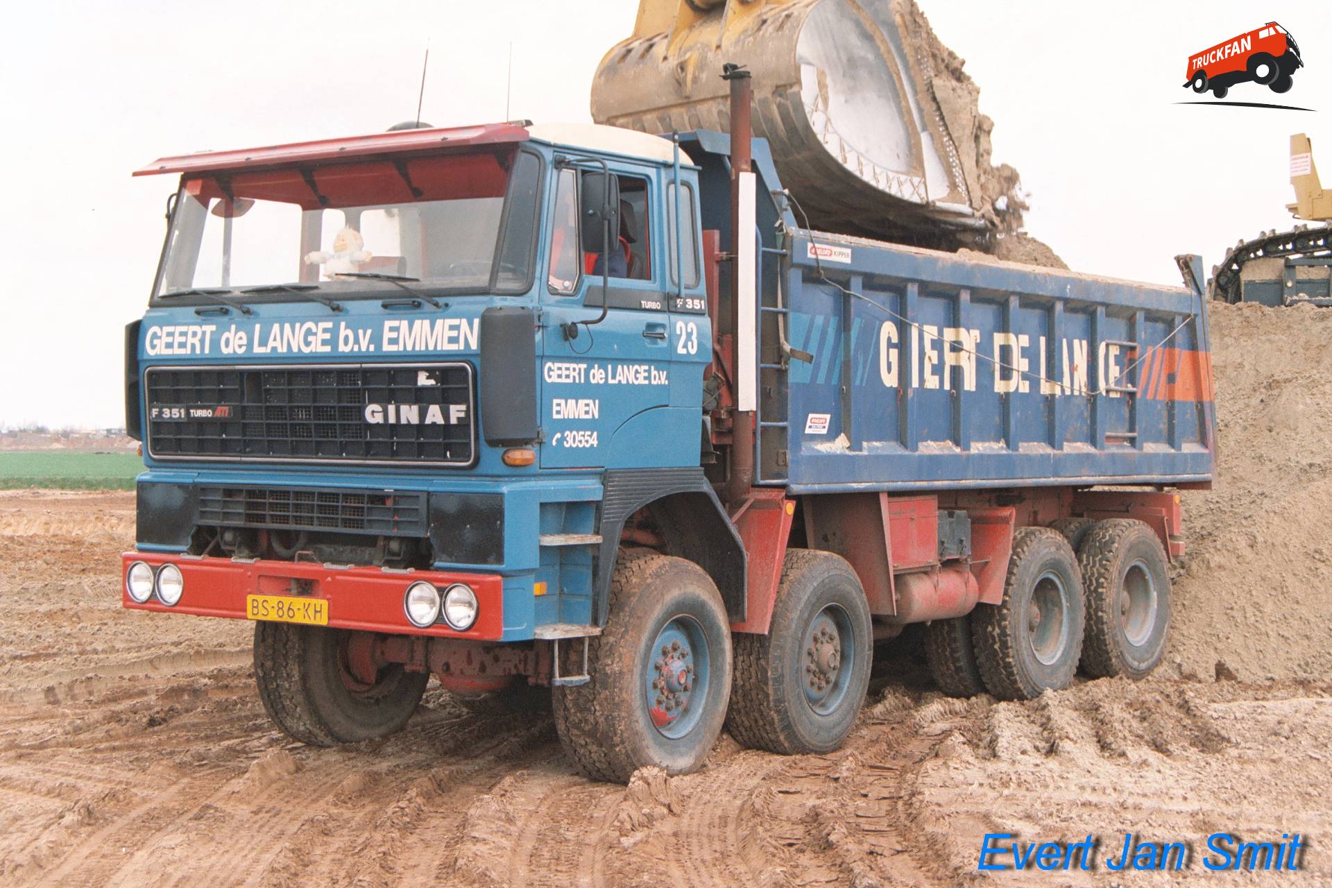 GINAF F351 8x8 vrachtwagen zand laden in Wildervank