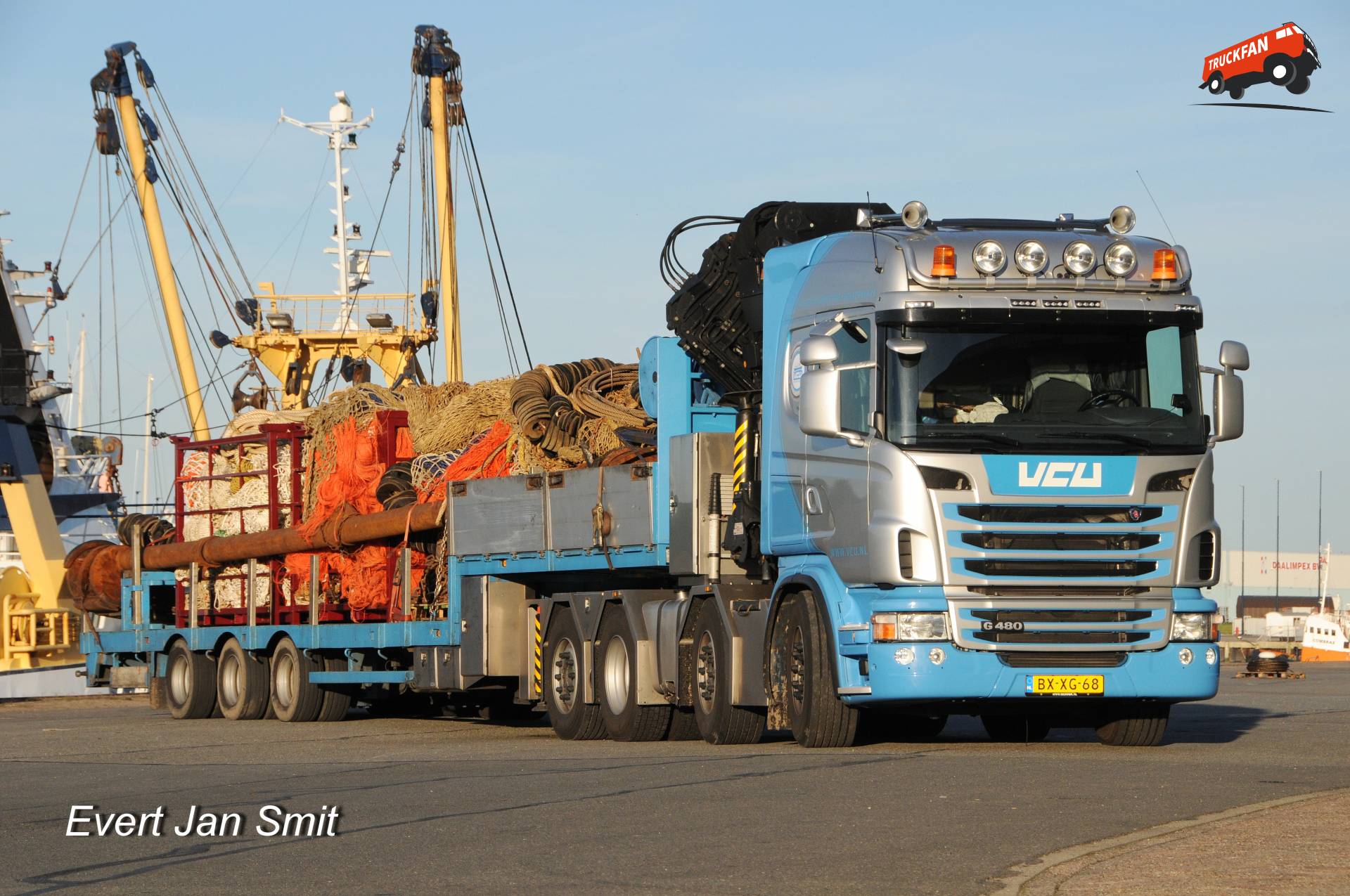 VCU Scania G480 met Nooteboom semi-dieplader in haven Harlingen