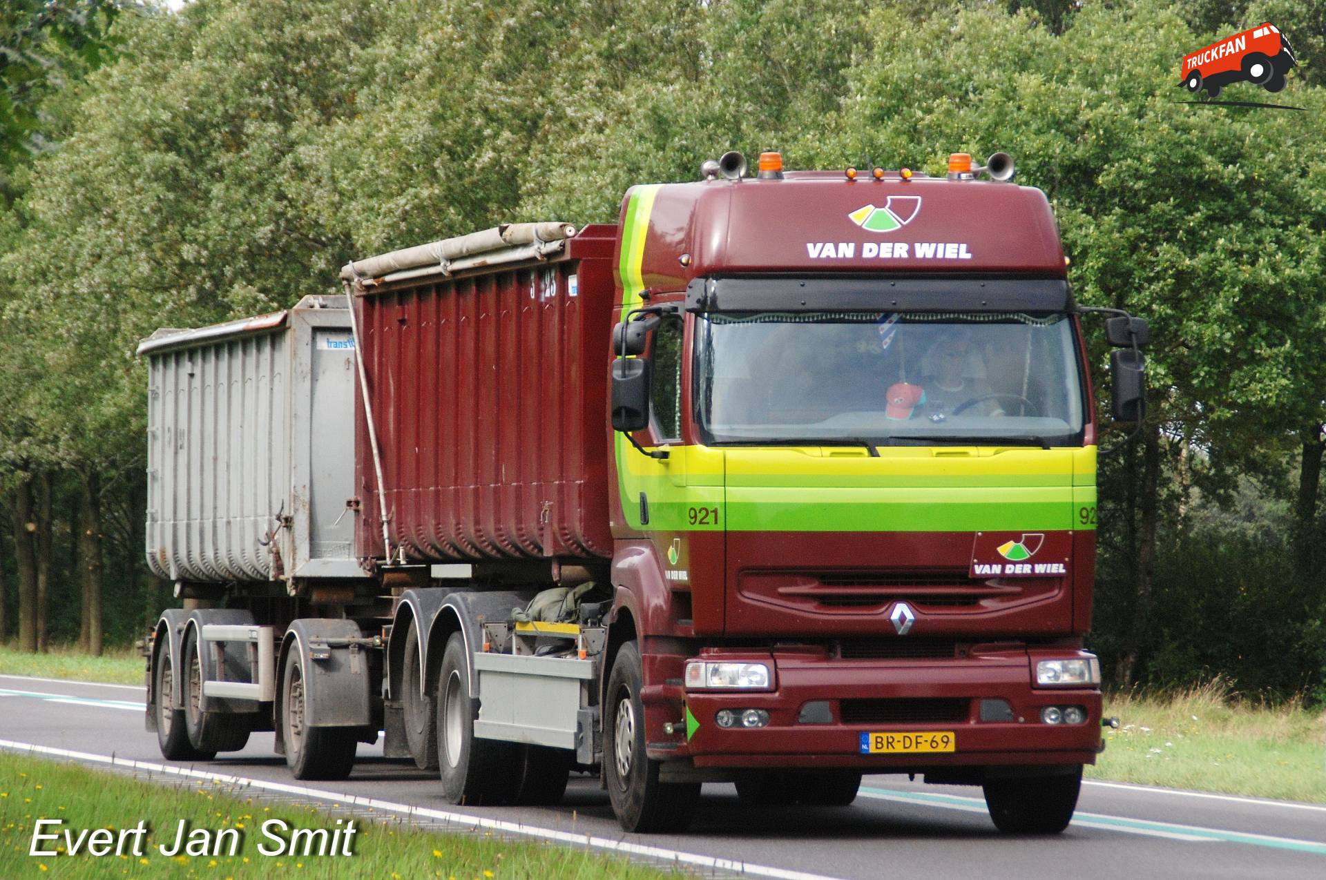 Renault Premium 6x2 container-combinatie op de N34