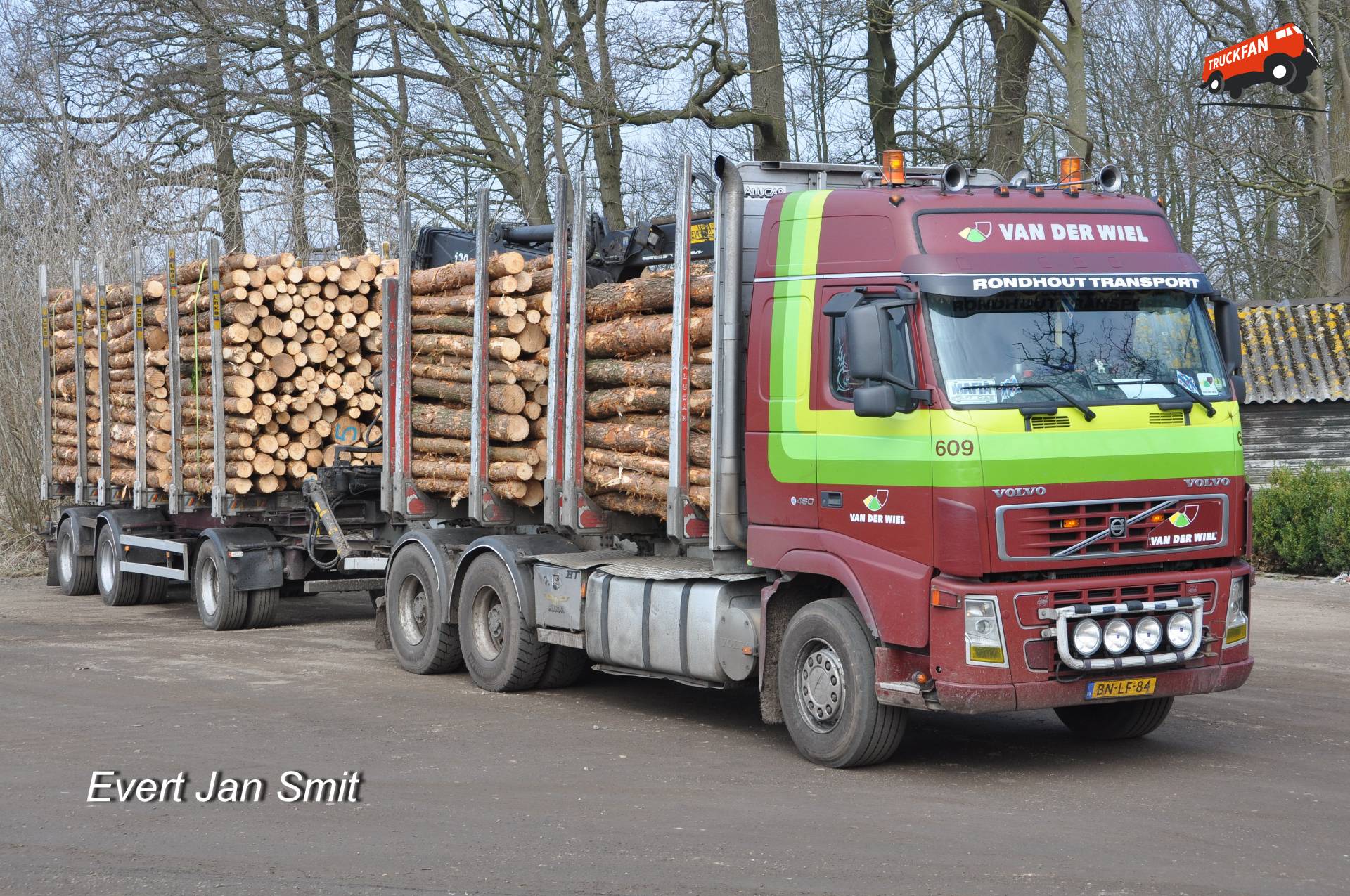 Geparkeerde Volvo FH2 6x4 rondhout transporttruck