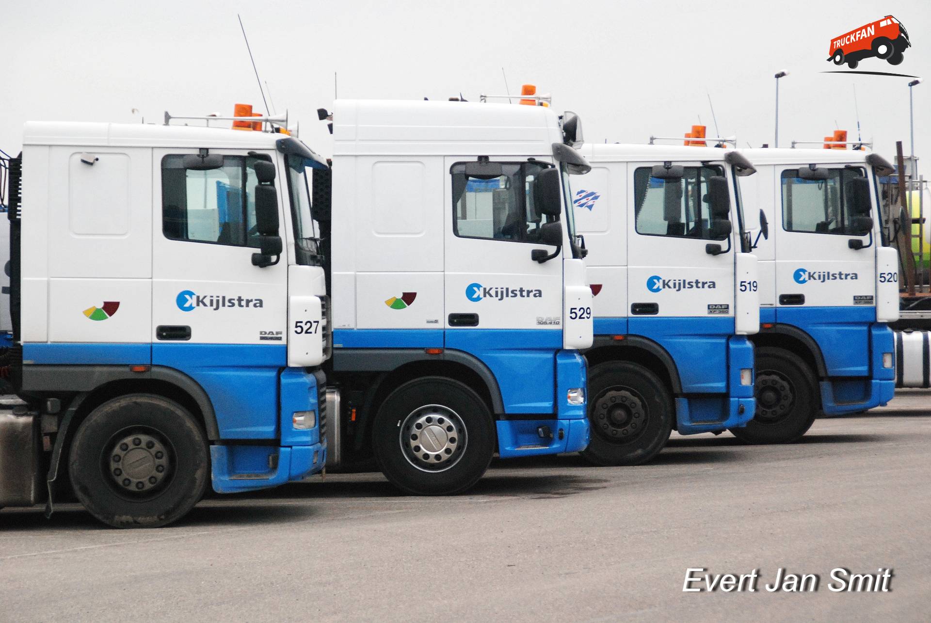 Drie generaties DAF XF geparkeerd bij Van der Wiel