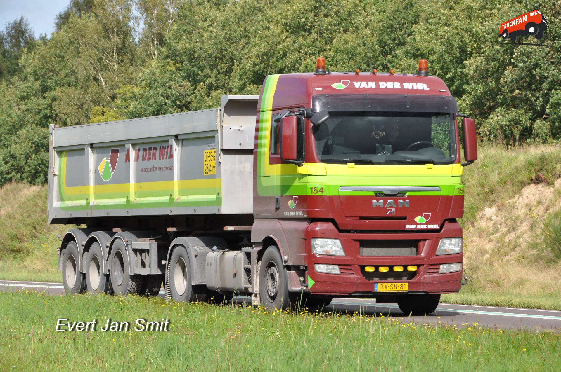 MAN TGX 18-400 met kipper oplegger op N34 Gieten