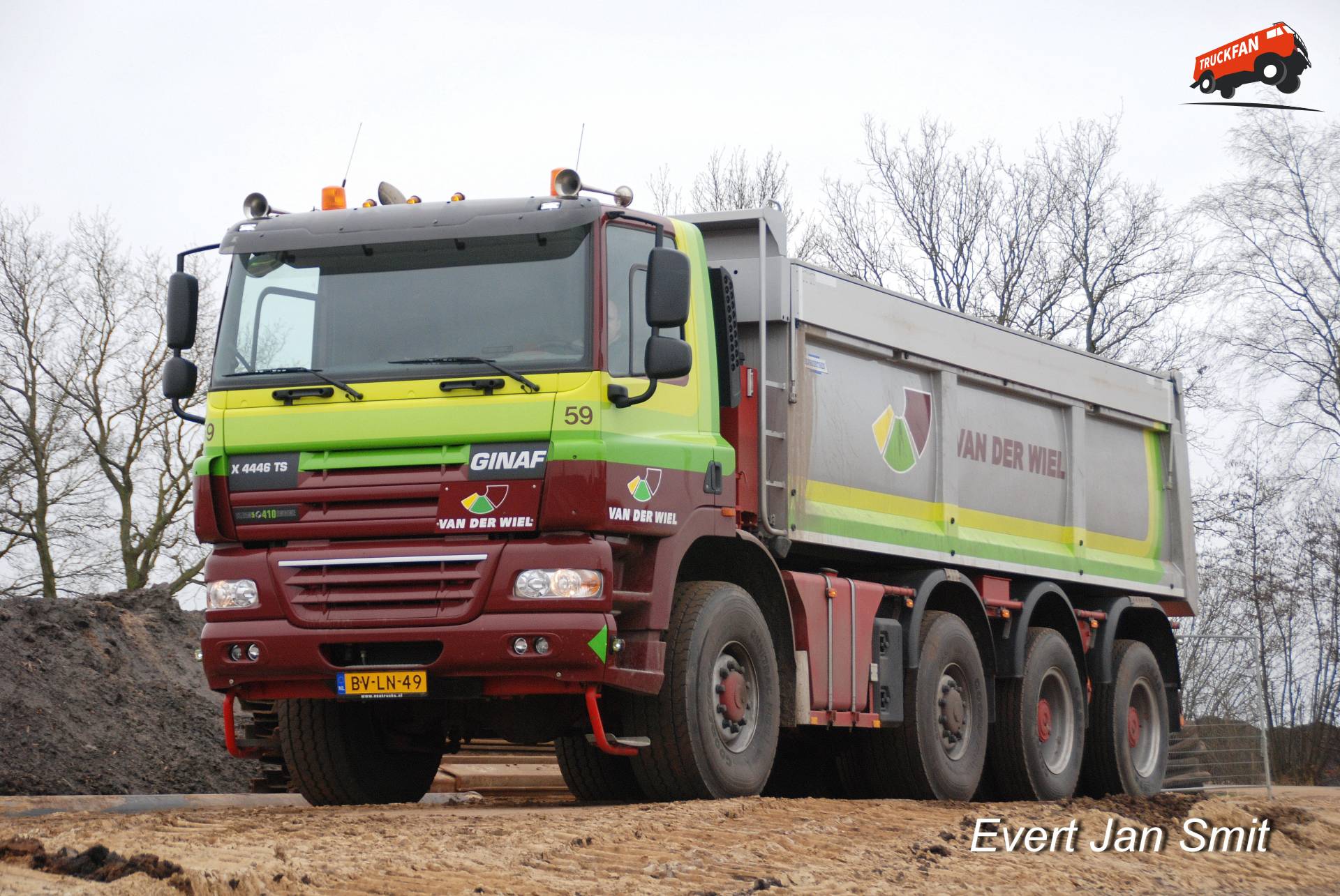 Ginaf X 4446 TS 8x8 kipper met opstaptreden