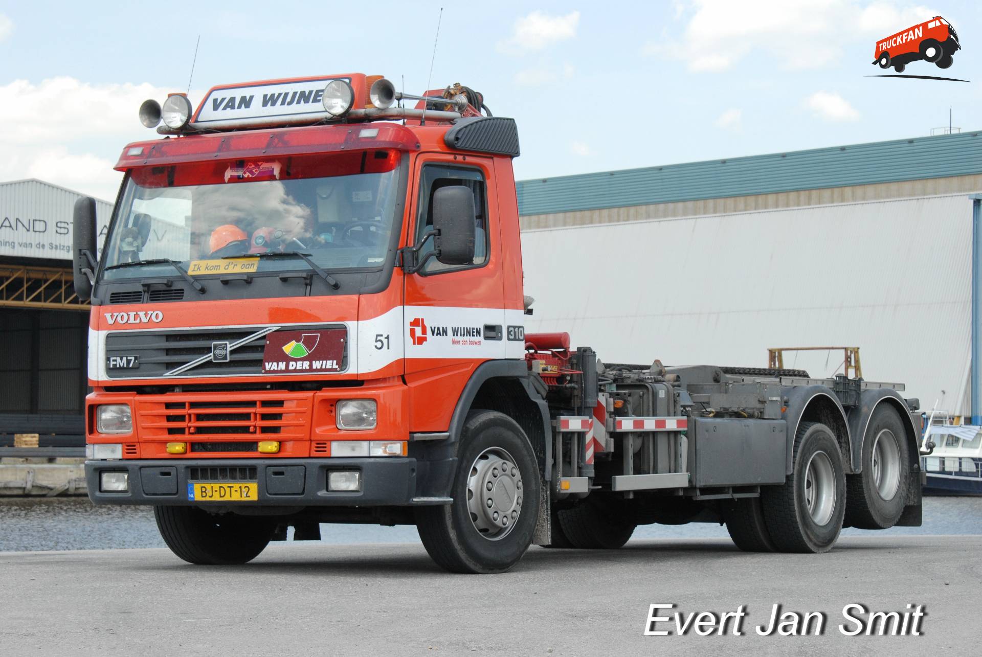 Volvo FM7-310 op kade bij Van der Wiel Drachten