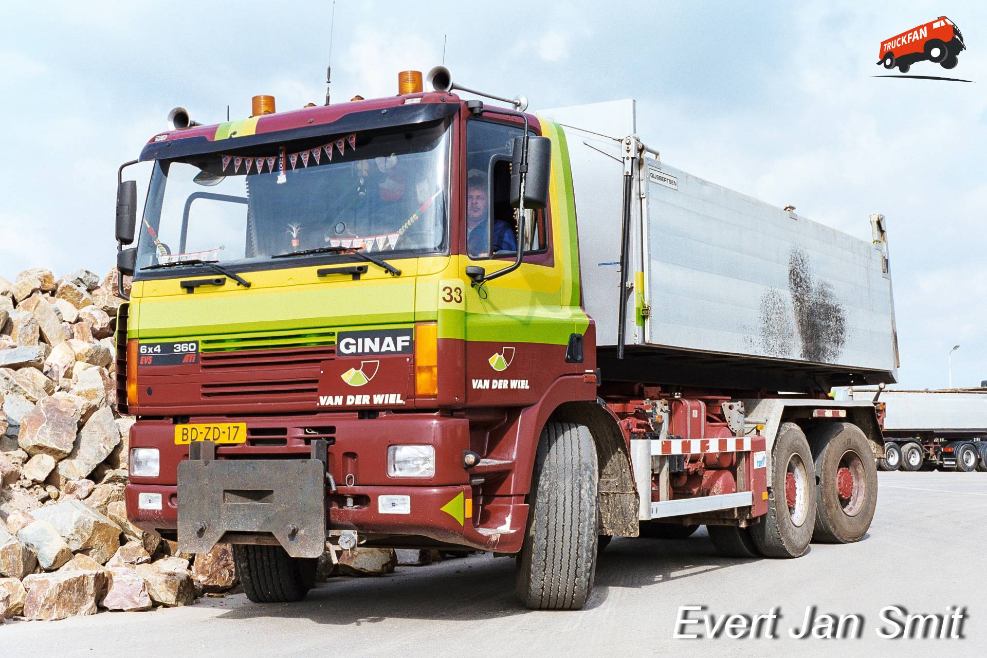Ginaf M3233-S met containerafzet systeem
