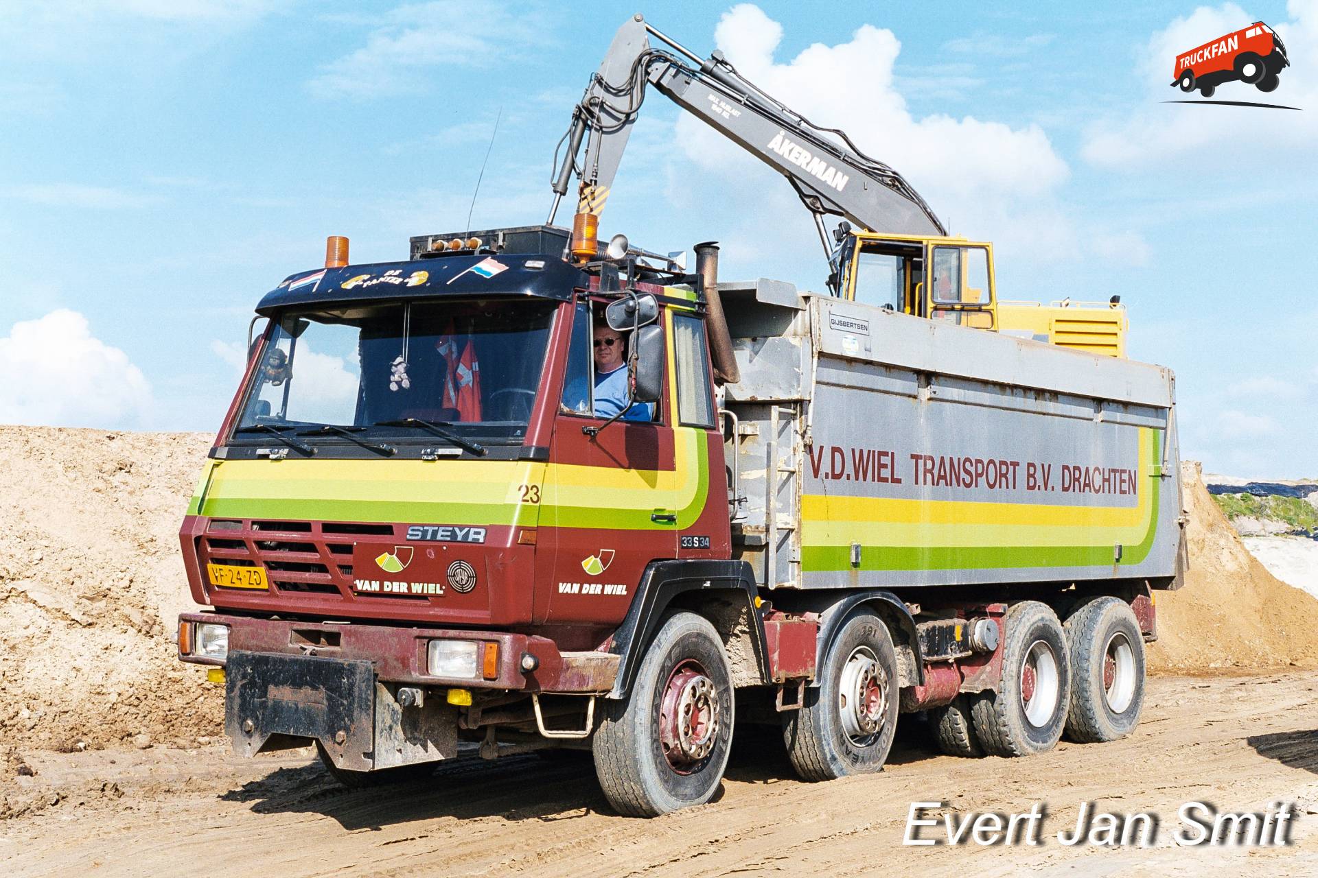 Auto 23 Steyr 33S34 8x4 kipper geladen met zand