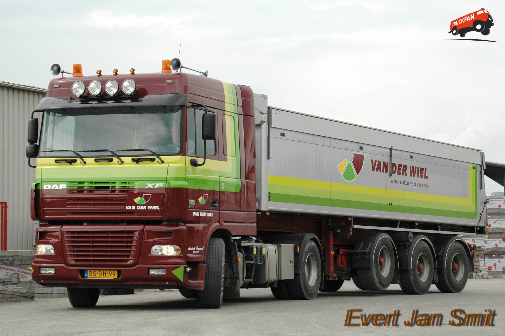 DAF FT XF95-480 truck op terrein Beton Industrie Veendam