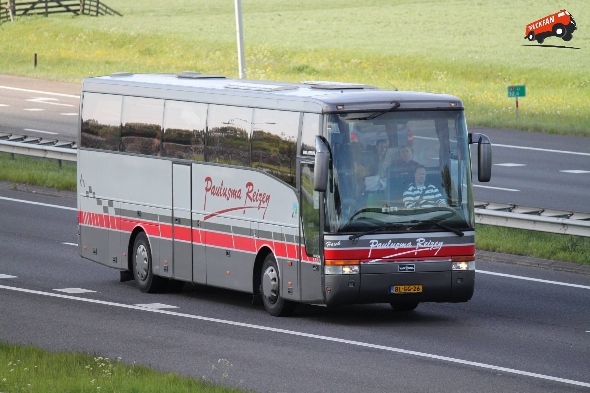 Van Hool T915 Acron bus bij Paulusma Reizen