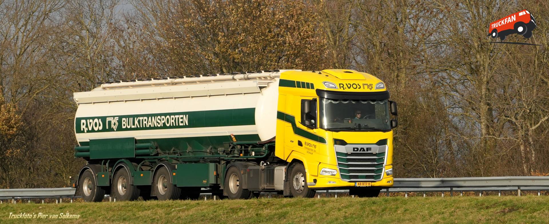 DAF XF vrachtwagen bij A7 Sneek