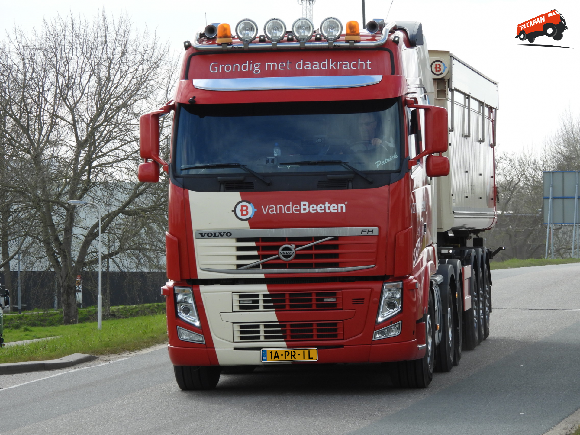 Volvo FH vrachtwagen met vreemd kenteken