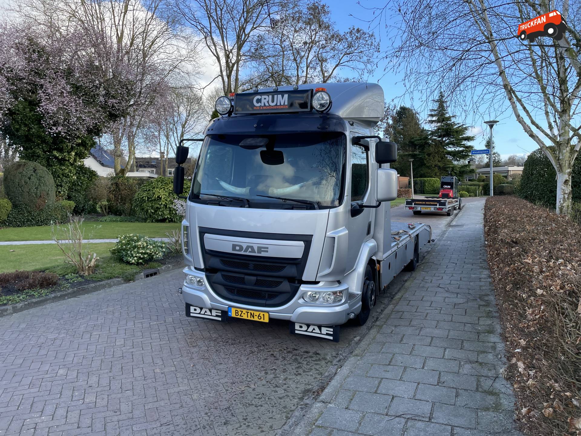 DAF LF machine transporter from Crum Hijsen Montagewerken