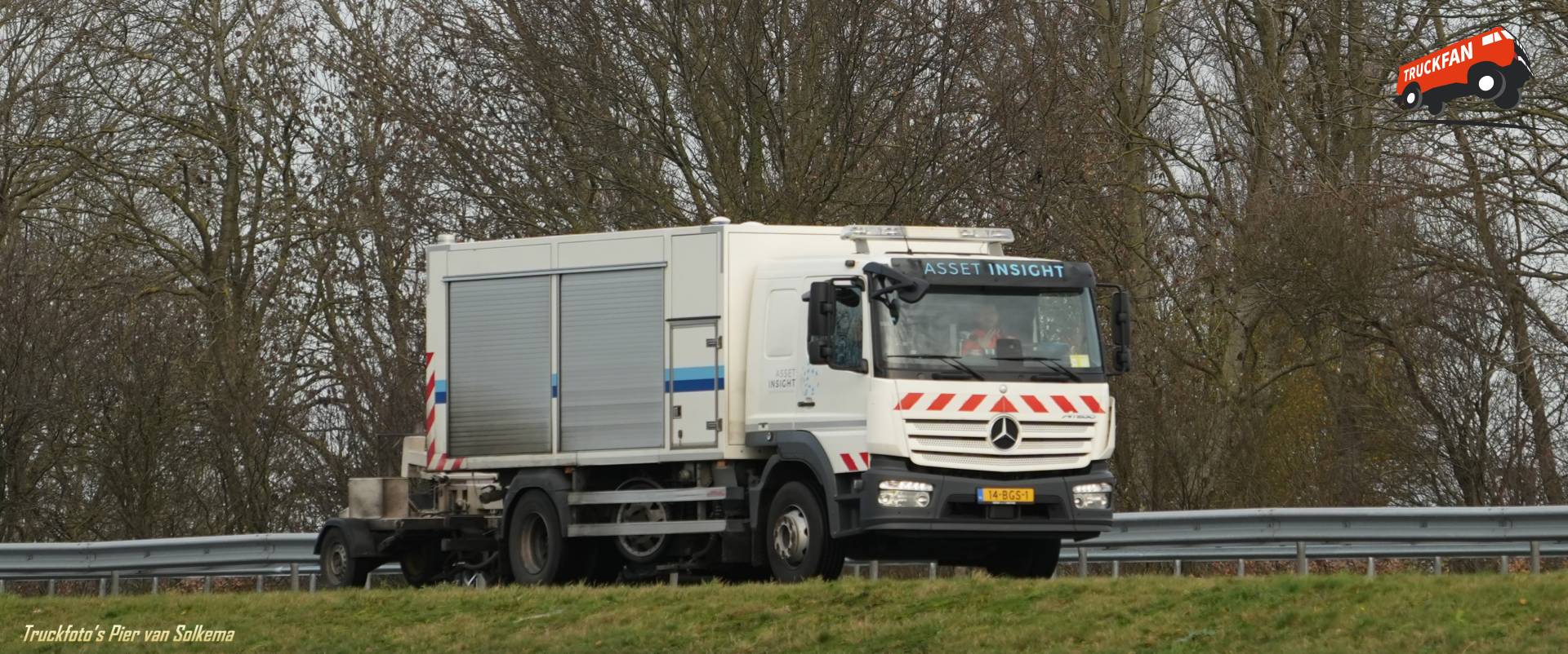 Mercedes Benz bedrijfswagen op A7 bij Sneek