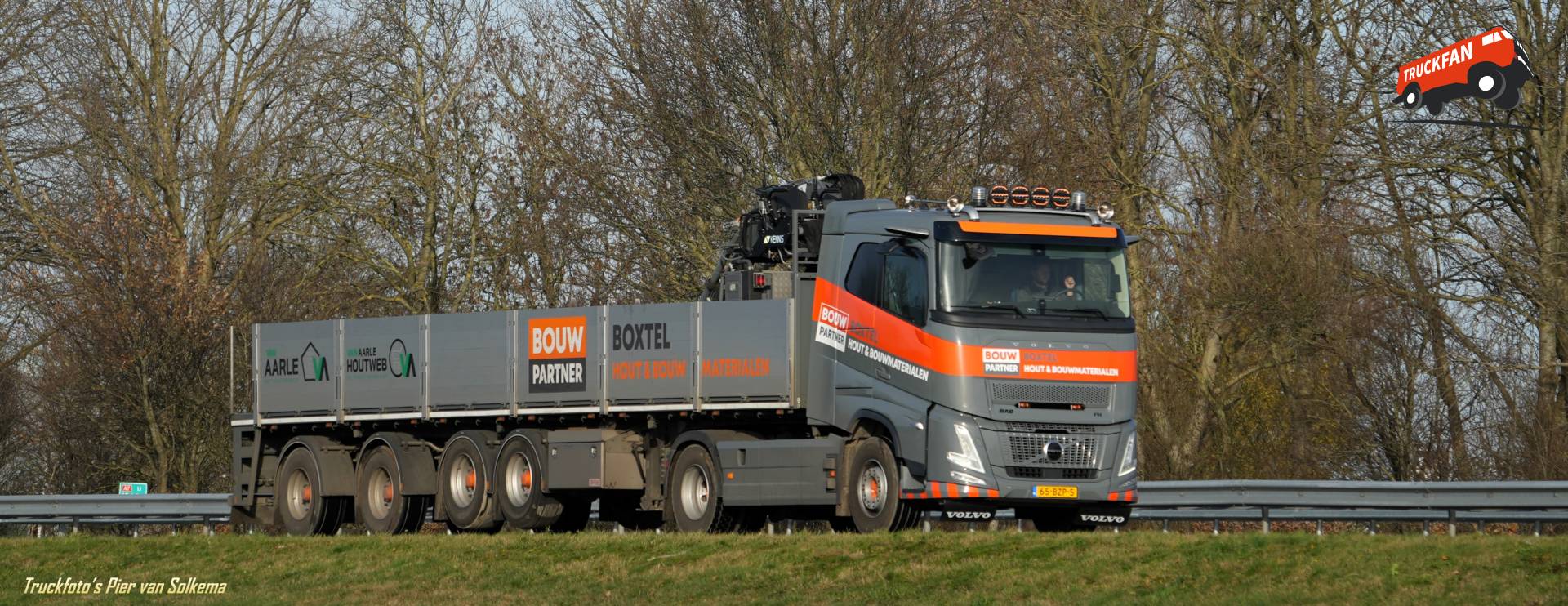 Volvo FH Aero vrachtwagen op A7 Sneek