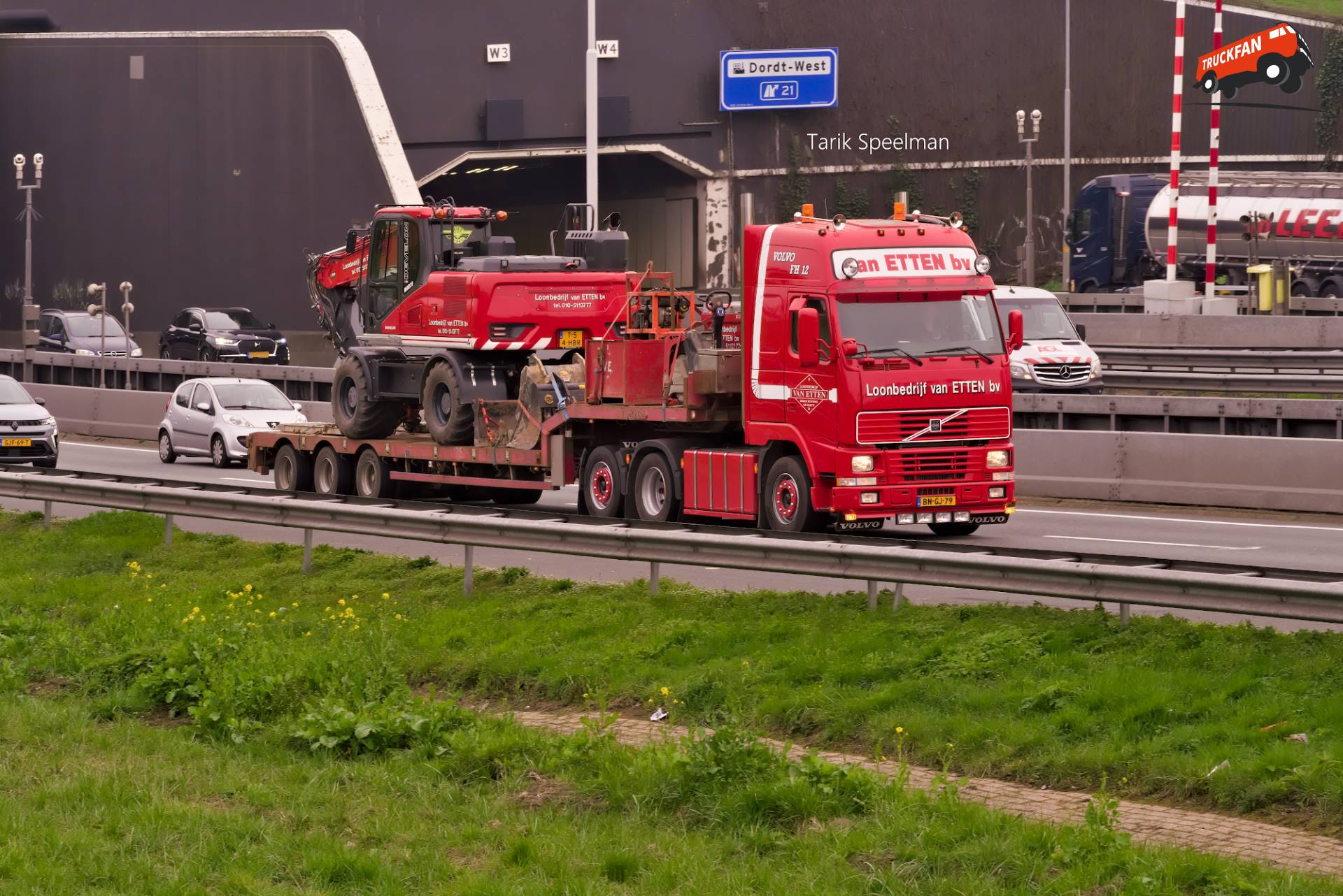 Volvo FH 12 vrachtwagen van Van Etten op de A16