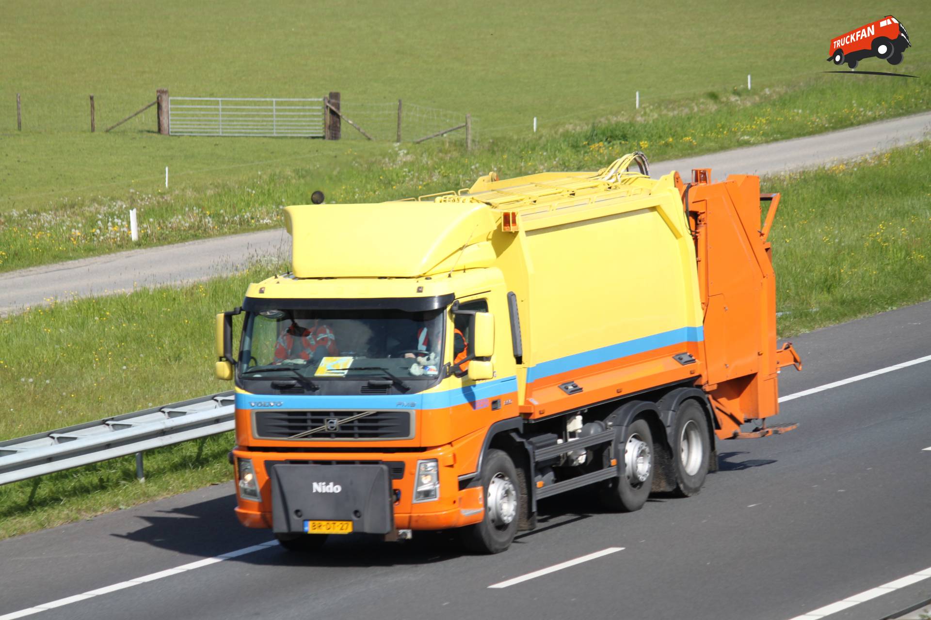 Volvo FM9 truck van De Jong Zuurmond