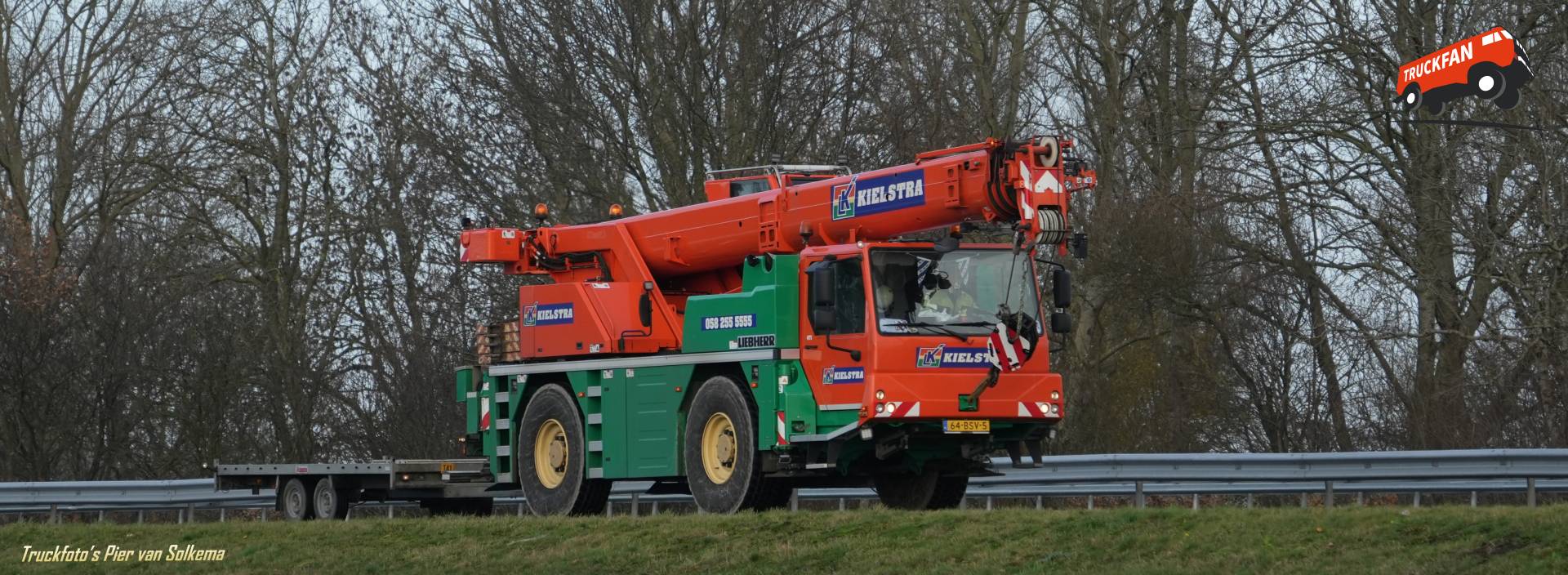 Liebherr hijskraan bij de A7 in Sneek
