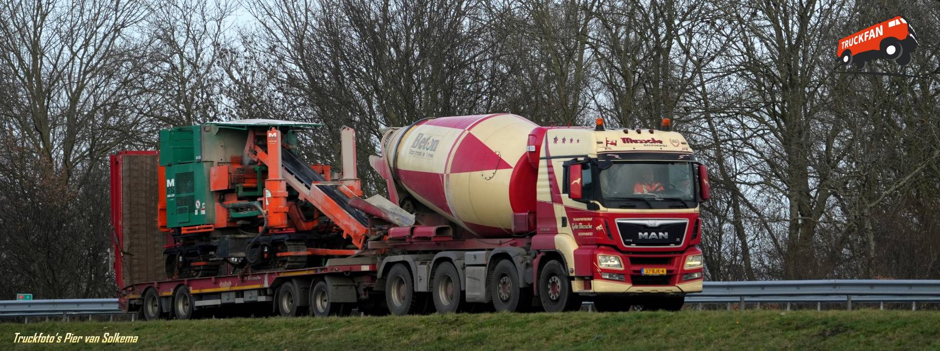 MAN TGS betonmixer op A7 Sneek