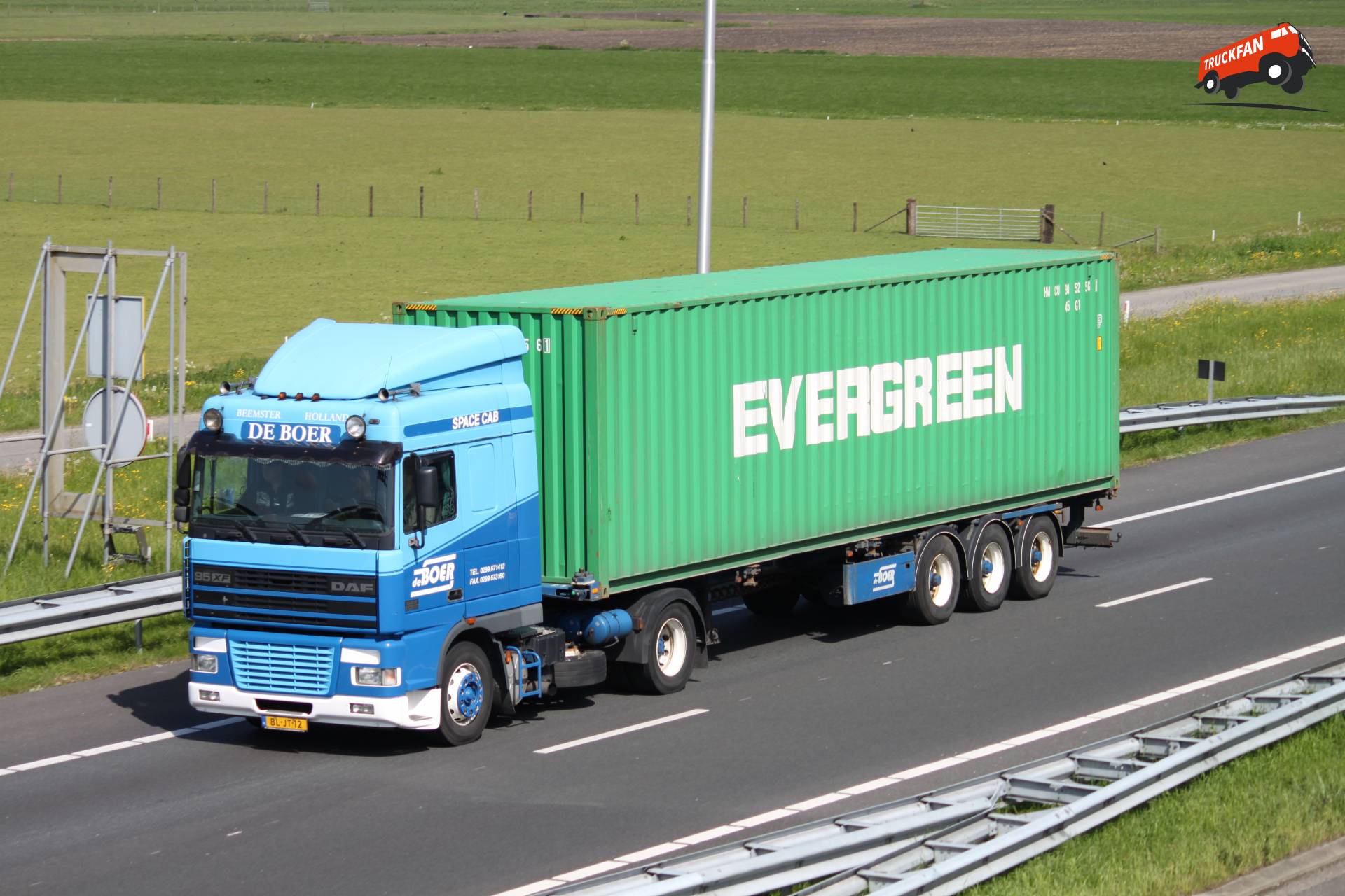 DAF XF105 vrachtwagen van de Boer