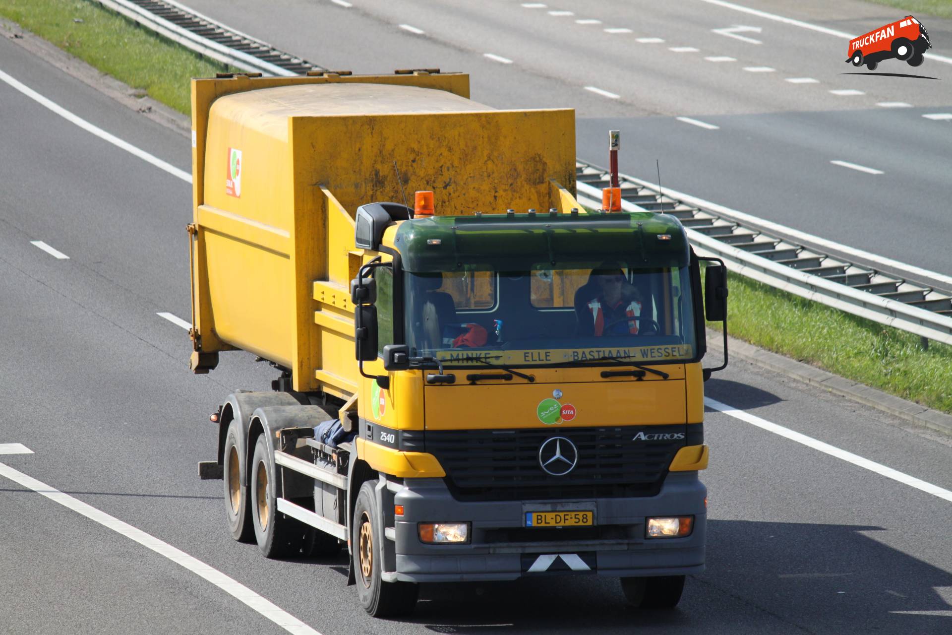 Mercedes-Benz Actros vrachtwagen van Suez Sita