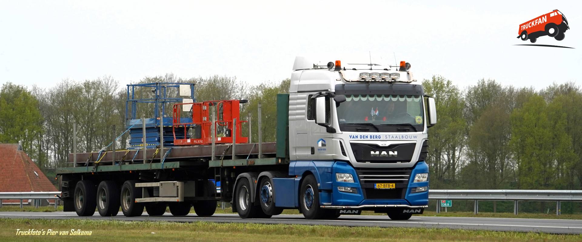 MAN TGX vrachtwagen bij A7 Joure