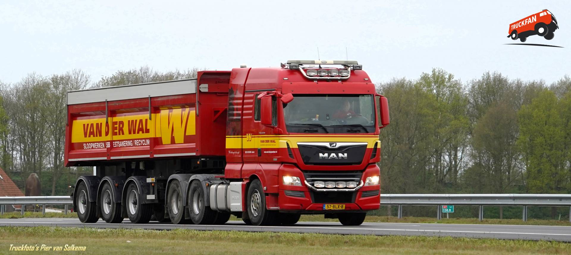 MAN TGX kipper transport op A7 Joure