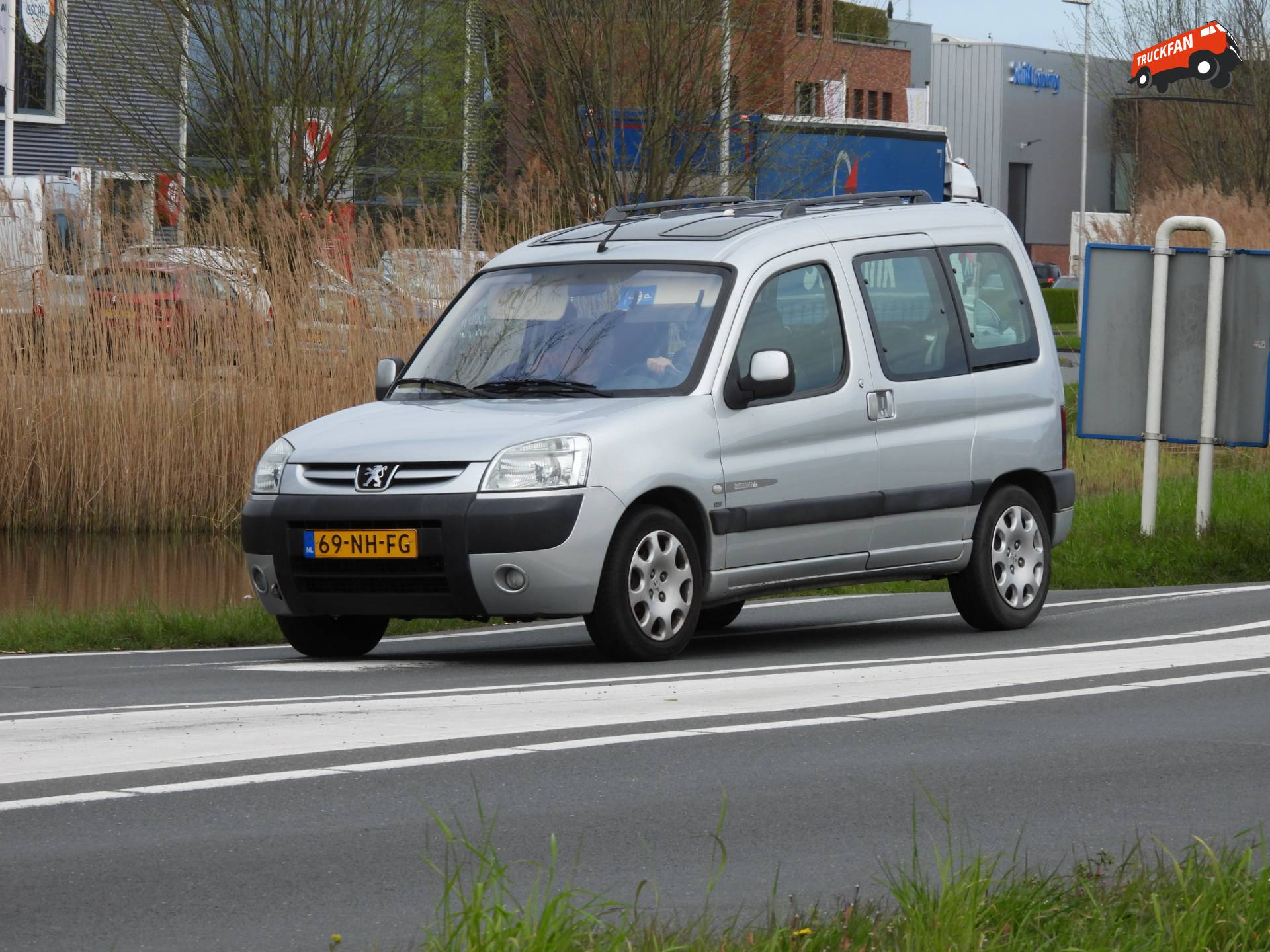 Peugeot Partner van 2003 bij N210 M. A. Reinaldaweg