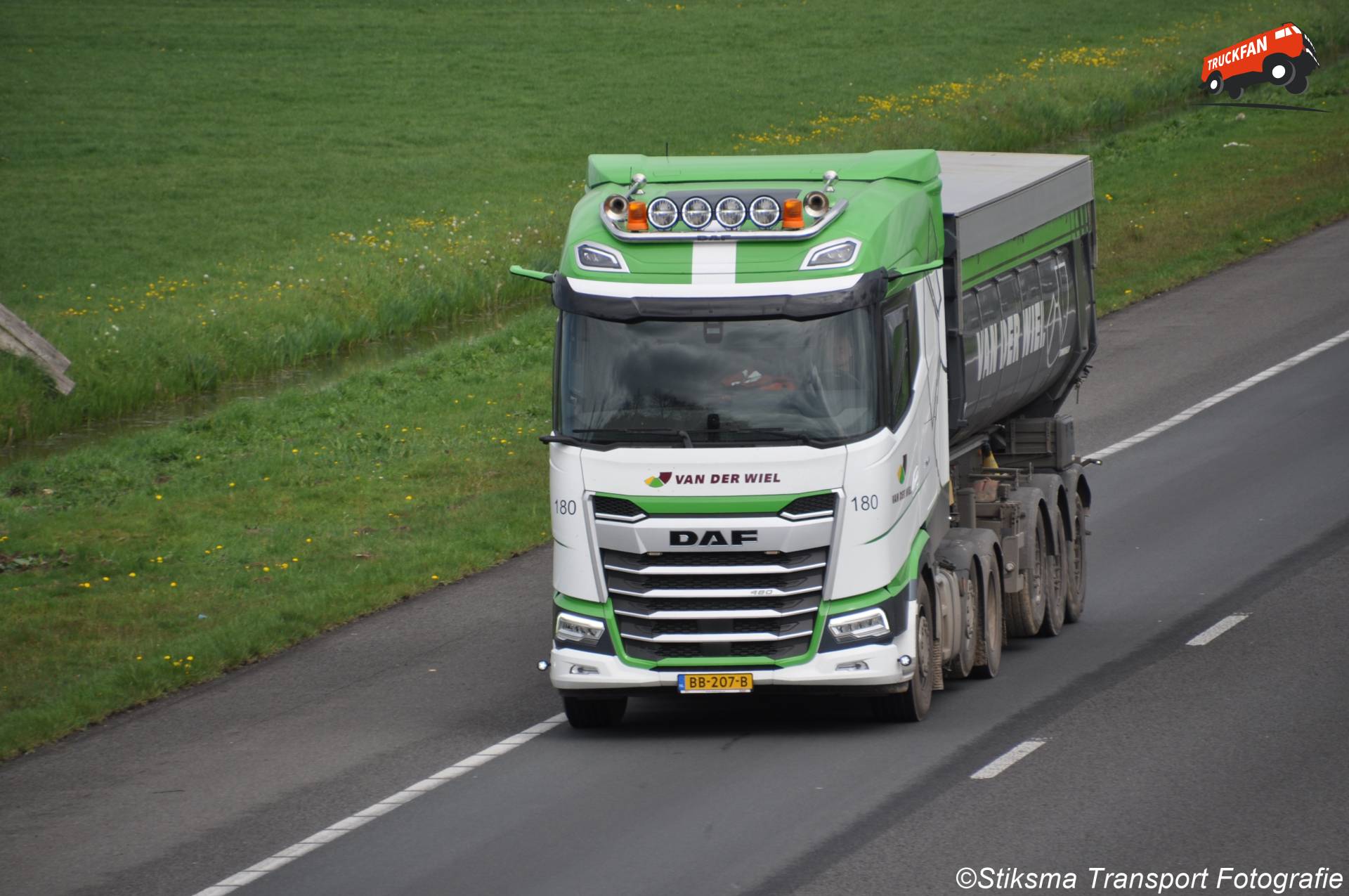 DAF XG kipper transport bij Van Der Wiel