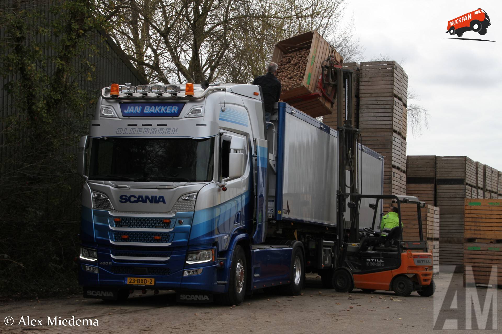 Still van ZOS Stiens laadt een truck van Jan Bakker met aardappelen