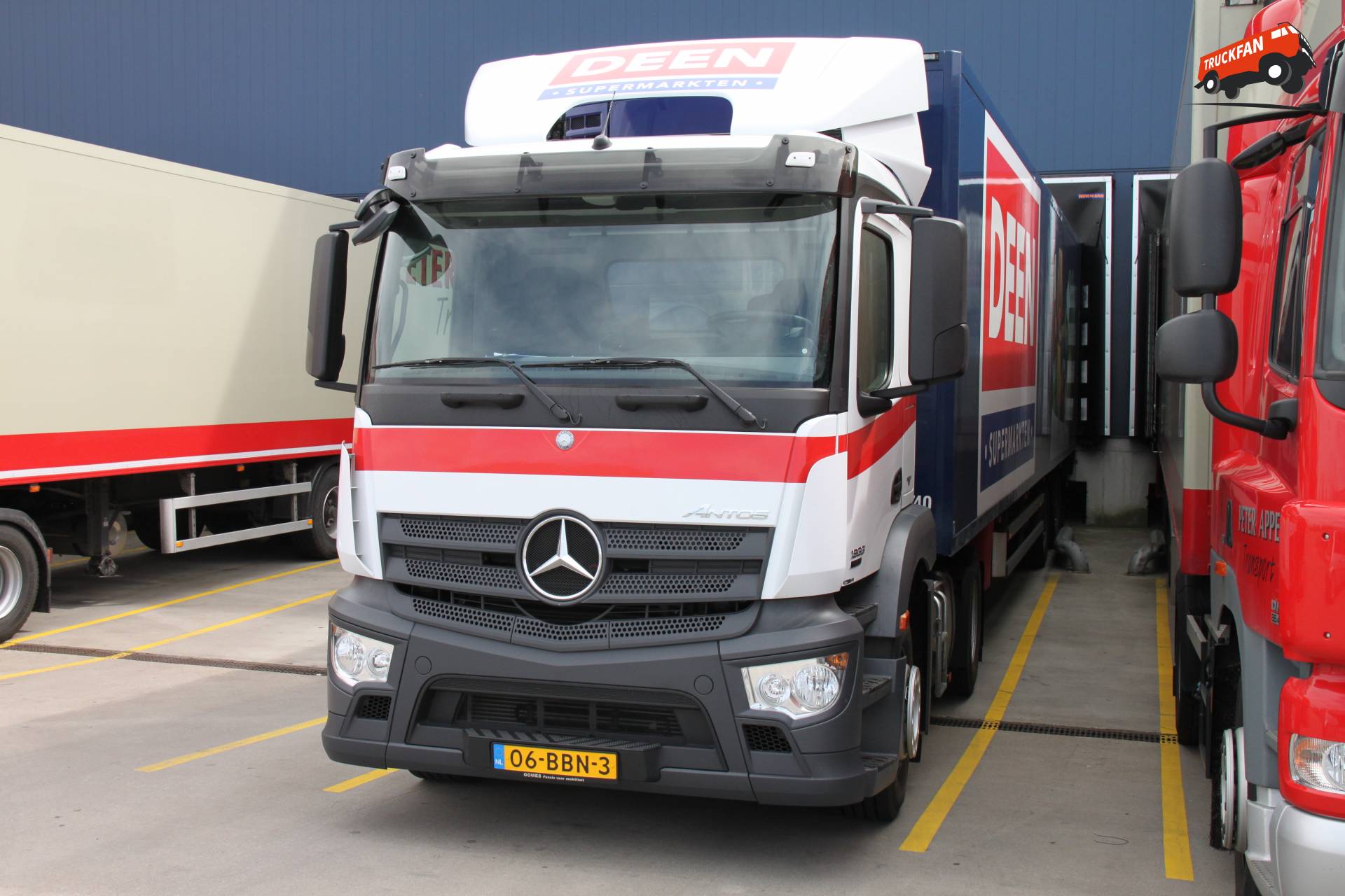 Mercedes-Benz Antos bij Deen Supermarkt