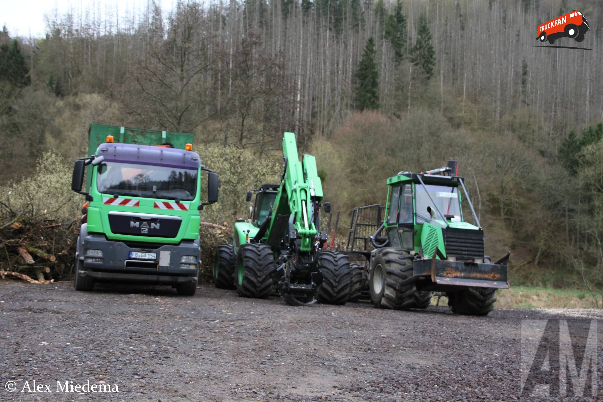 MAN TGS, Menzi Muck en Noe nf160-6r bij bosrand in Eifel