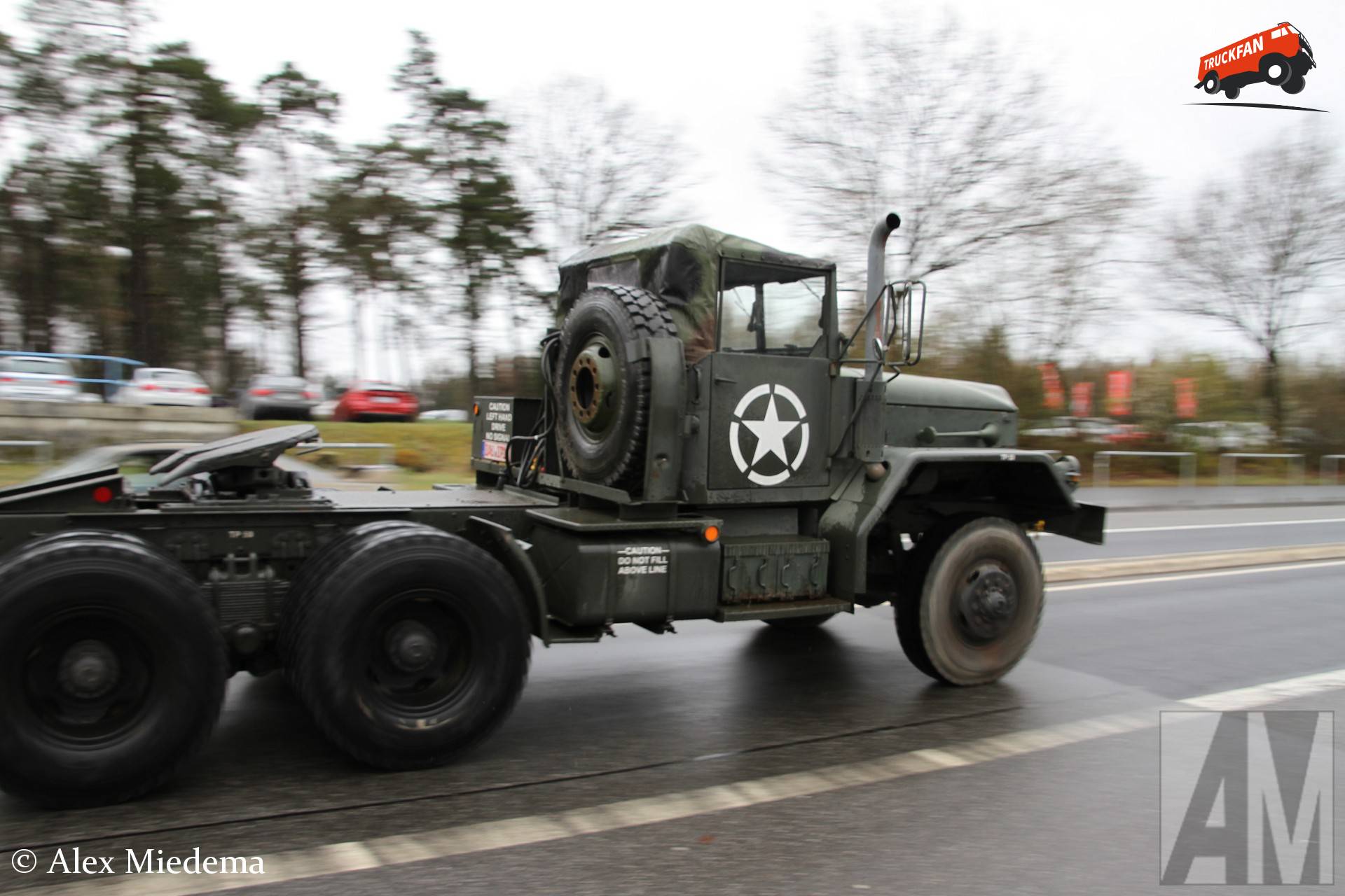 REO M-truck met kenteken DAU-0711 op straat