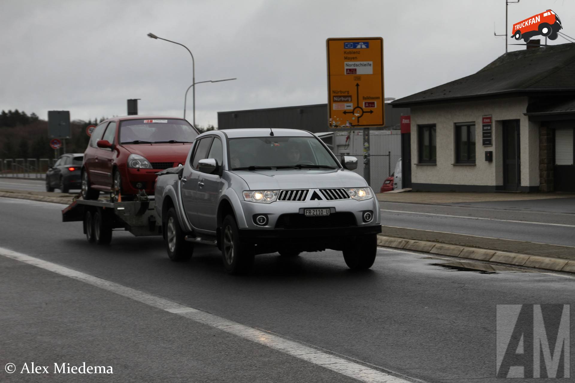 Mitsubishi L200 met een Renault Clio op de kar