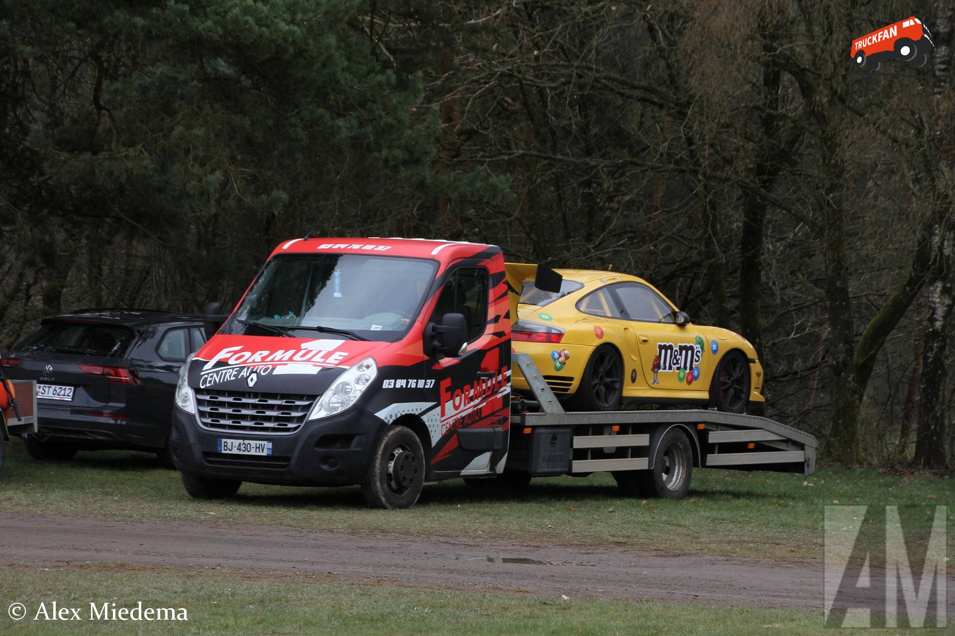 Renault Master met een M&M Porsche 911 als lading