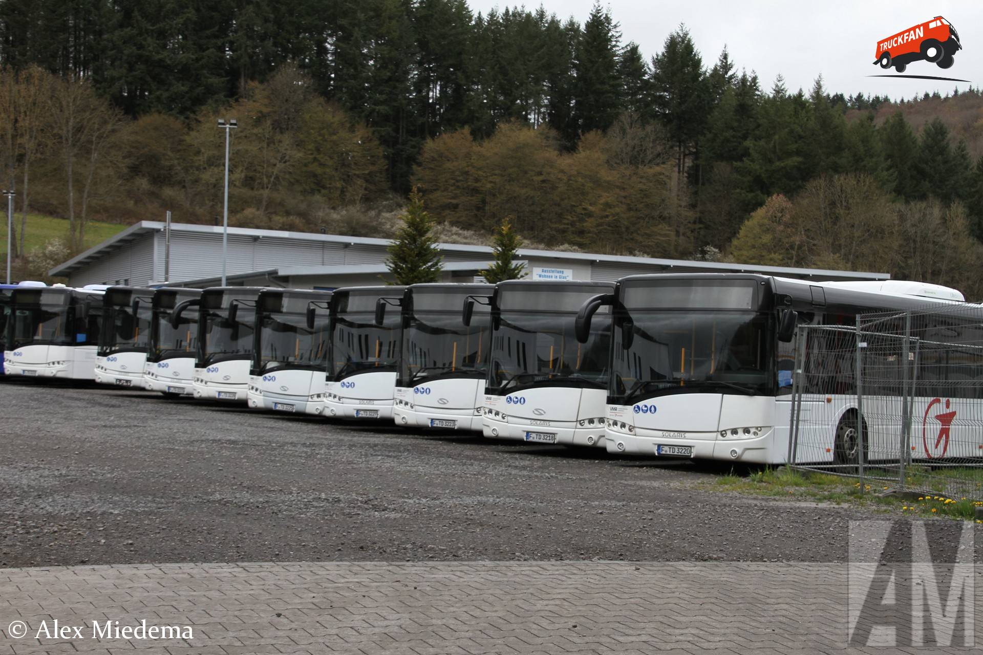 Solaris lijnbussen van Transdev op hun stalling in Adena