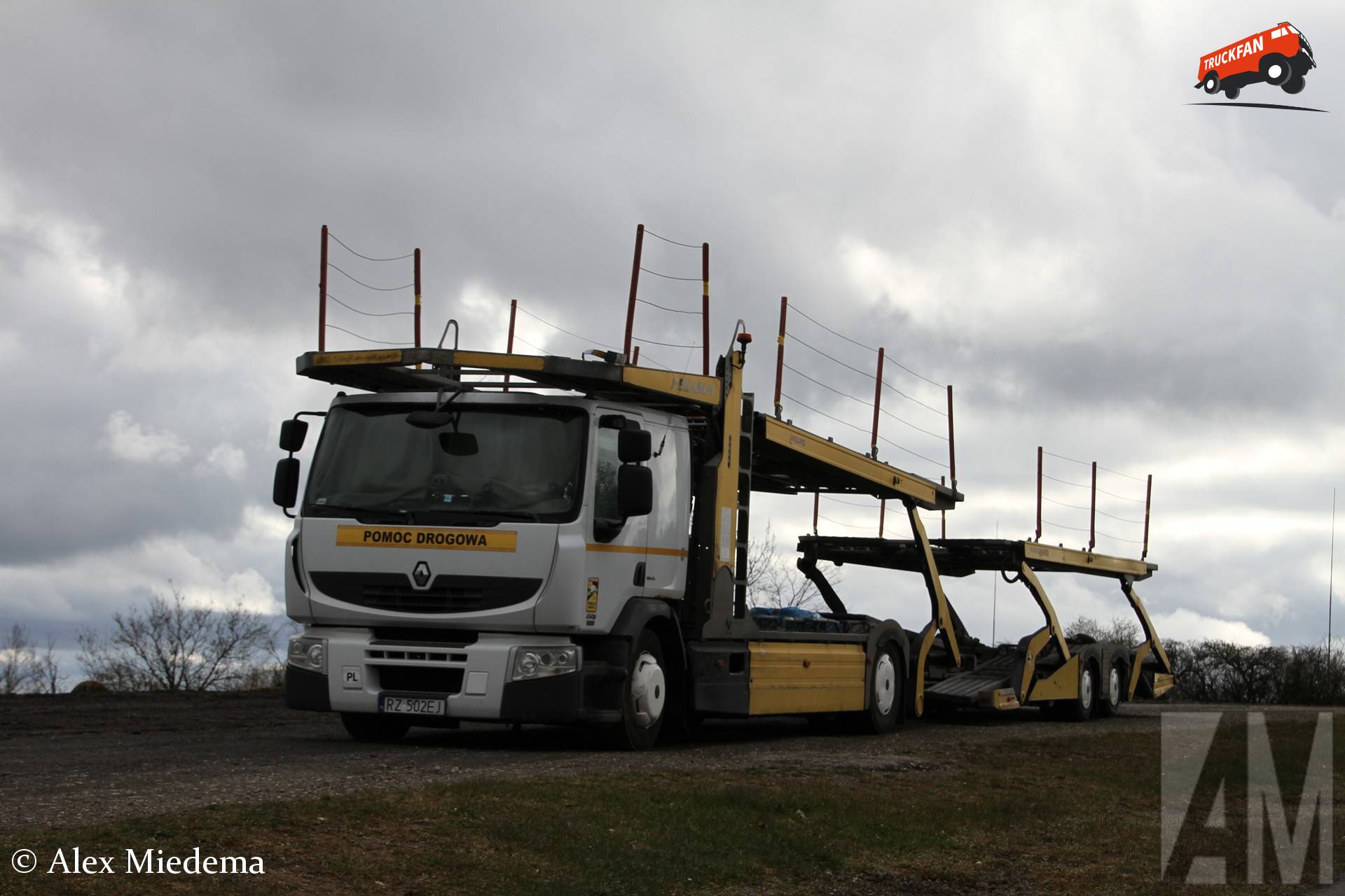 Renault Premium truck met Rolfo Pegasus aanhanger