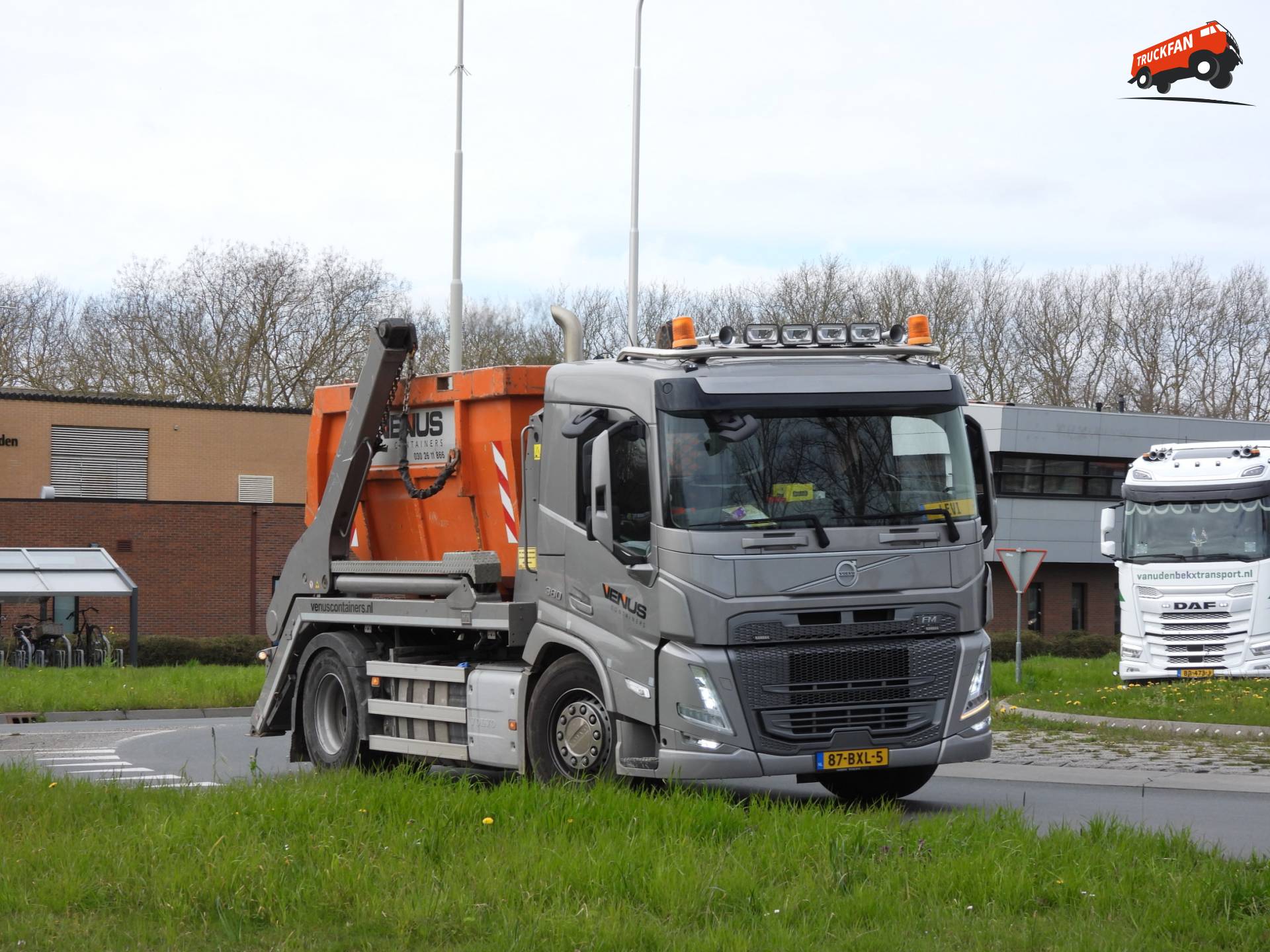 Volvo FM11 380 4x2 truck bij Lopikerplein Schoonhoven