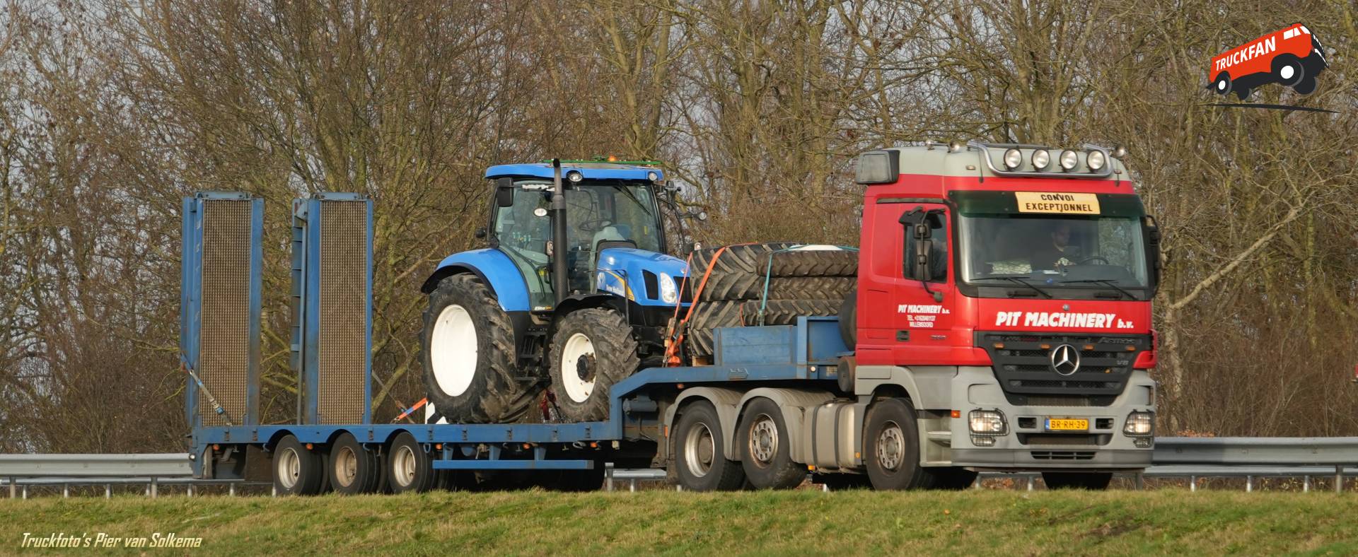 Mercedes Benz Actros vrachtwagen op A7 Sneek
