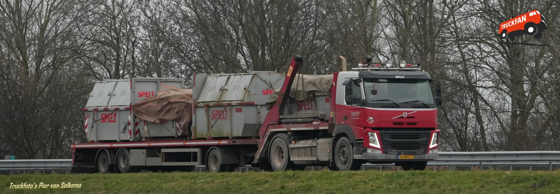 Volvo FM vrachtwagen bij A7 Sneek