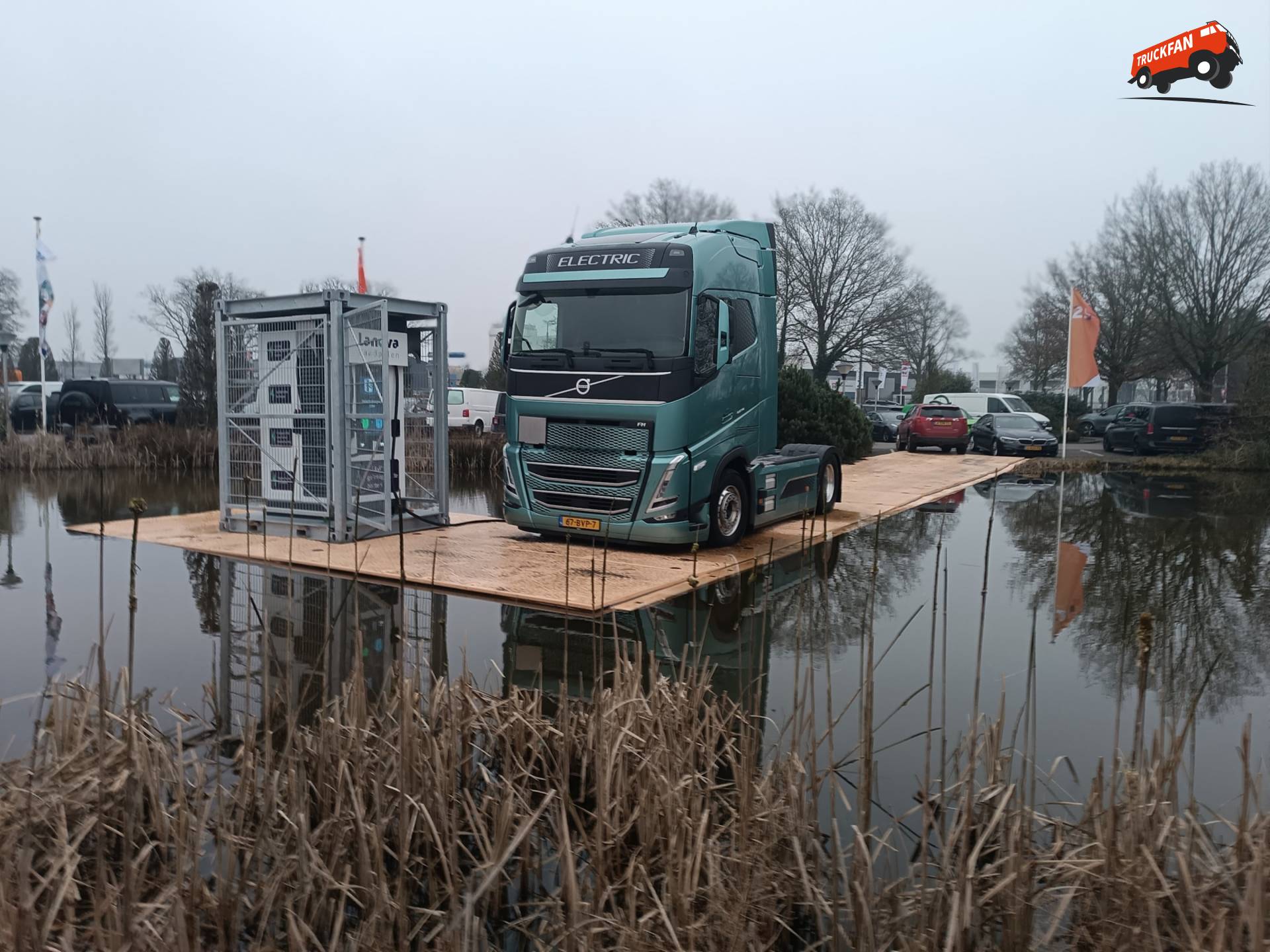 Volvo FH Electric machine op een beurs