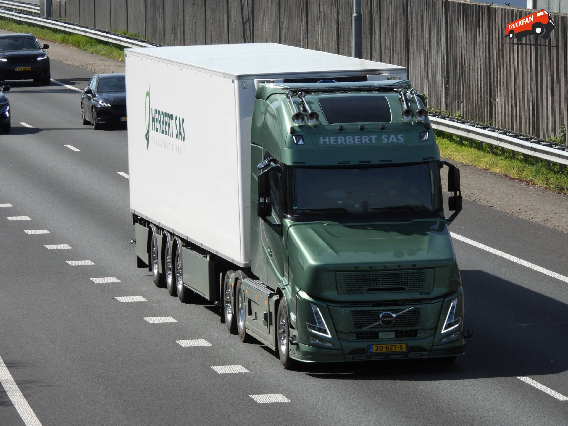Volvo VT5 Aero 500 op de A15 bij Hardinxveld-Giessendam