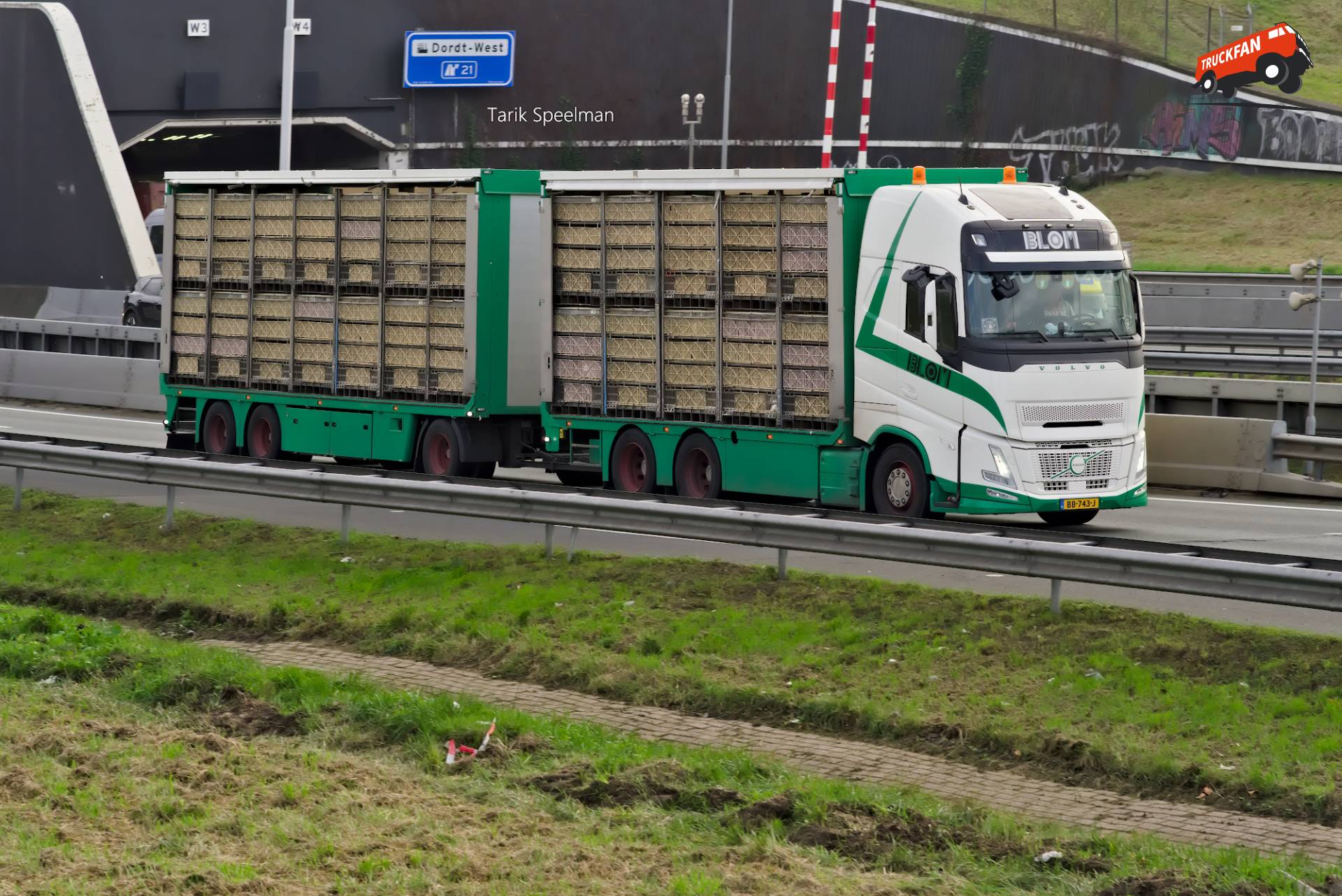Volvo FH Aero vrachtwagen met kenteken BB-743-J