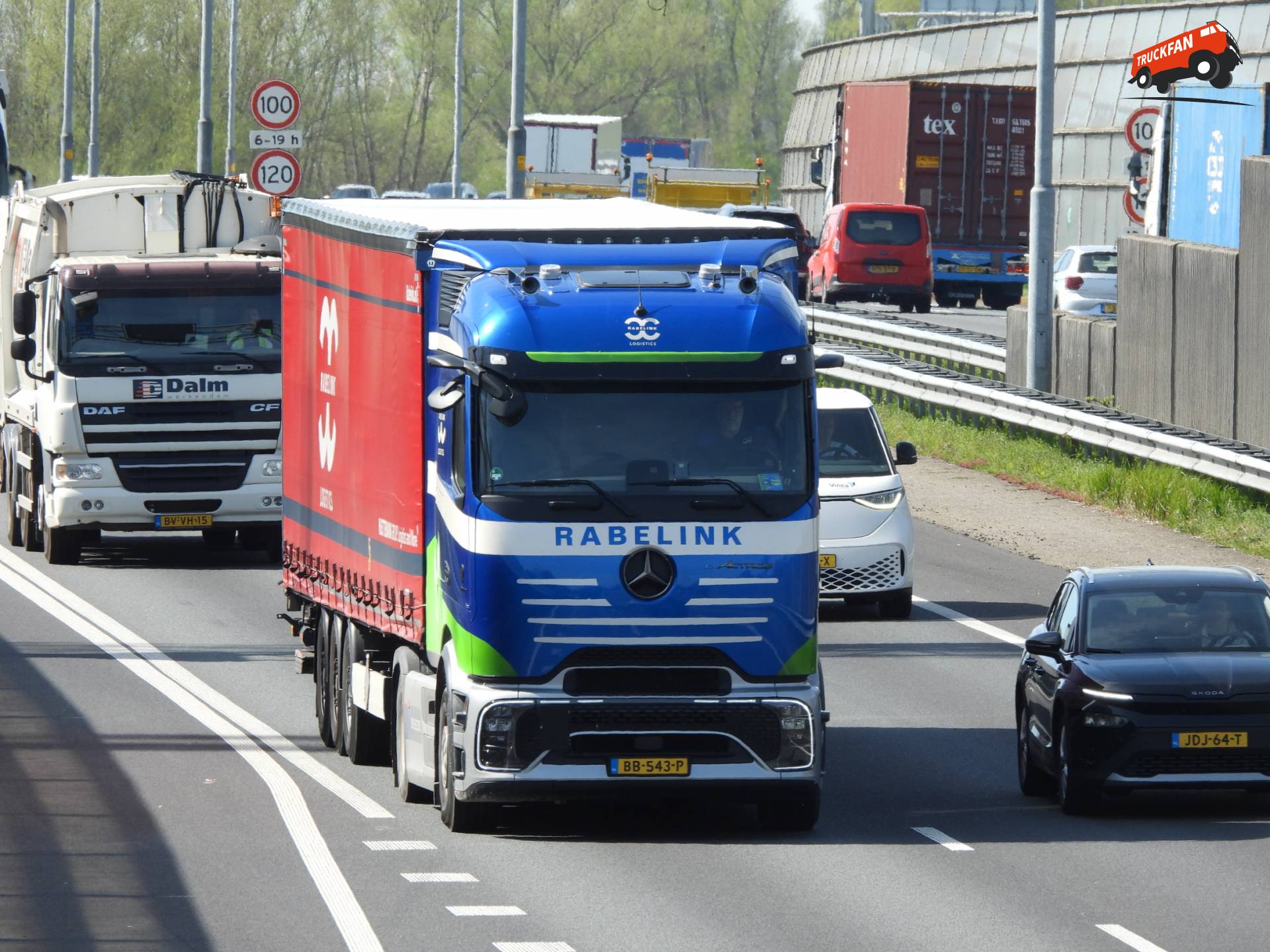 Mercedes-Benz eActros truck op A15 Hardinxveld-Giessendam