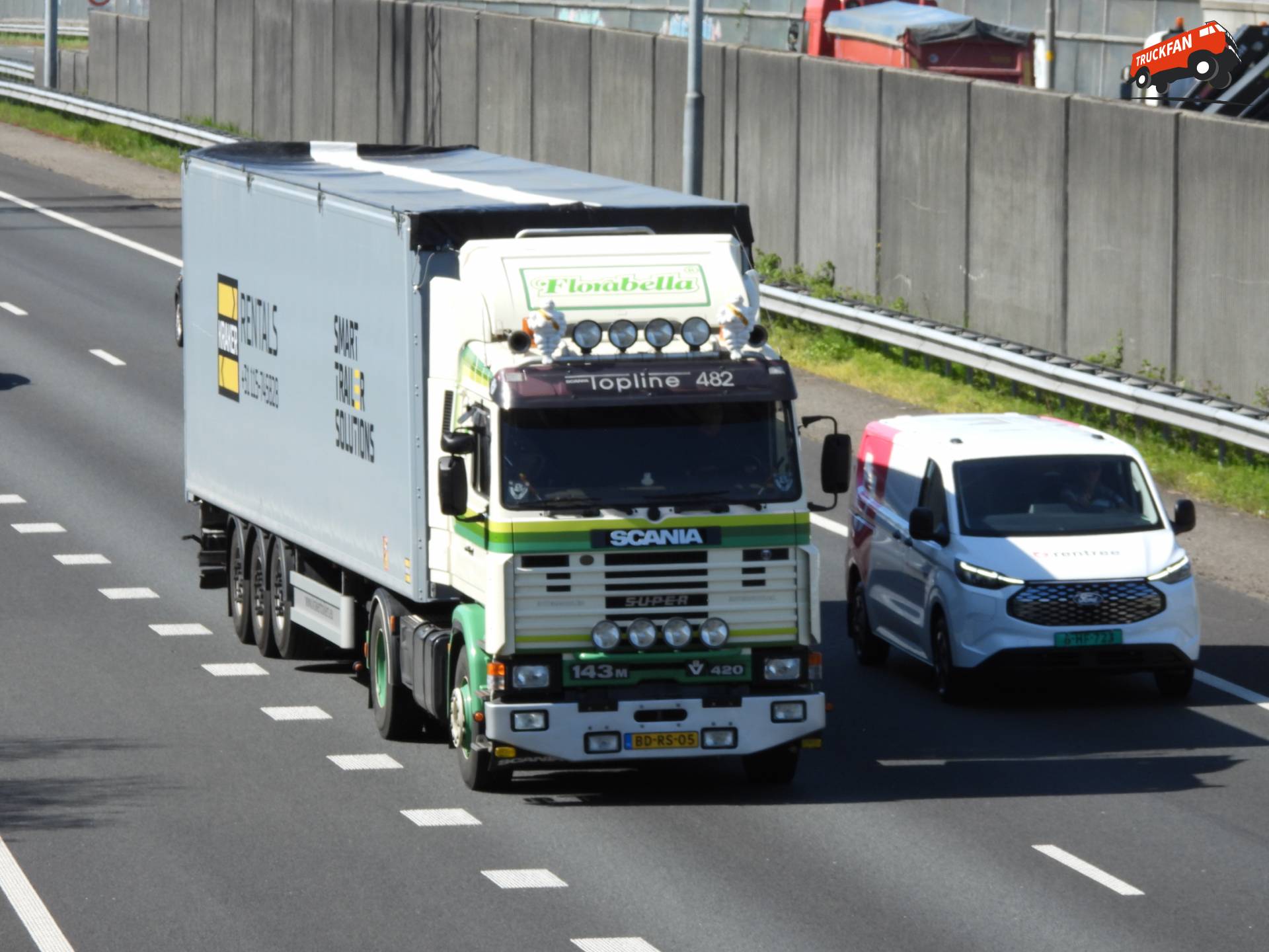 Scania 143M vrachtwagen op A15.