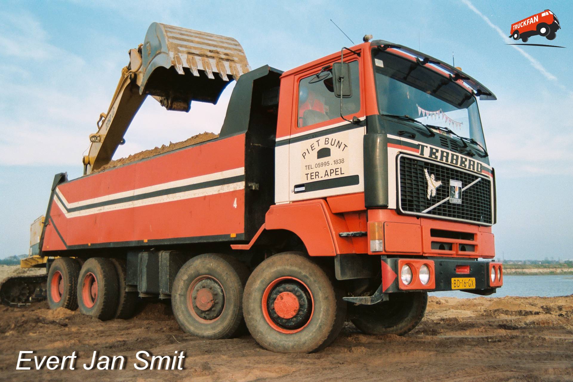 Terberg F2000 vrachtwagen laden met zand