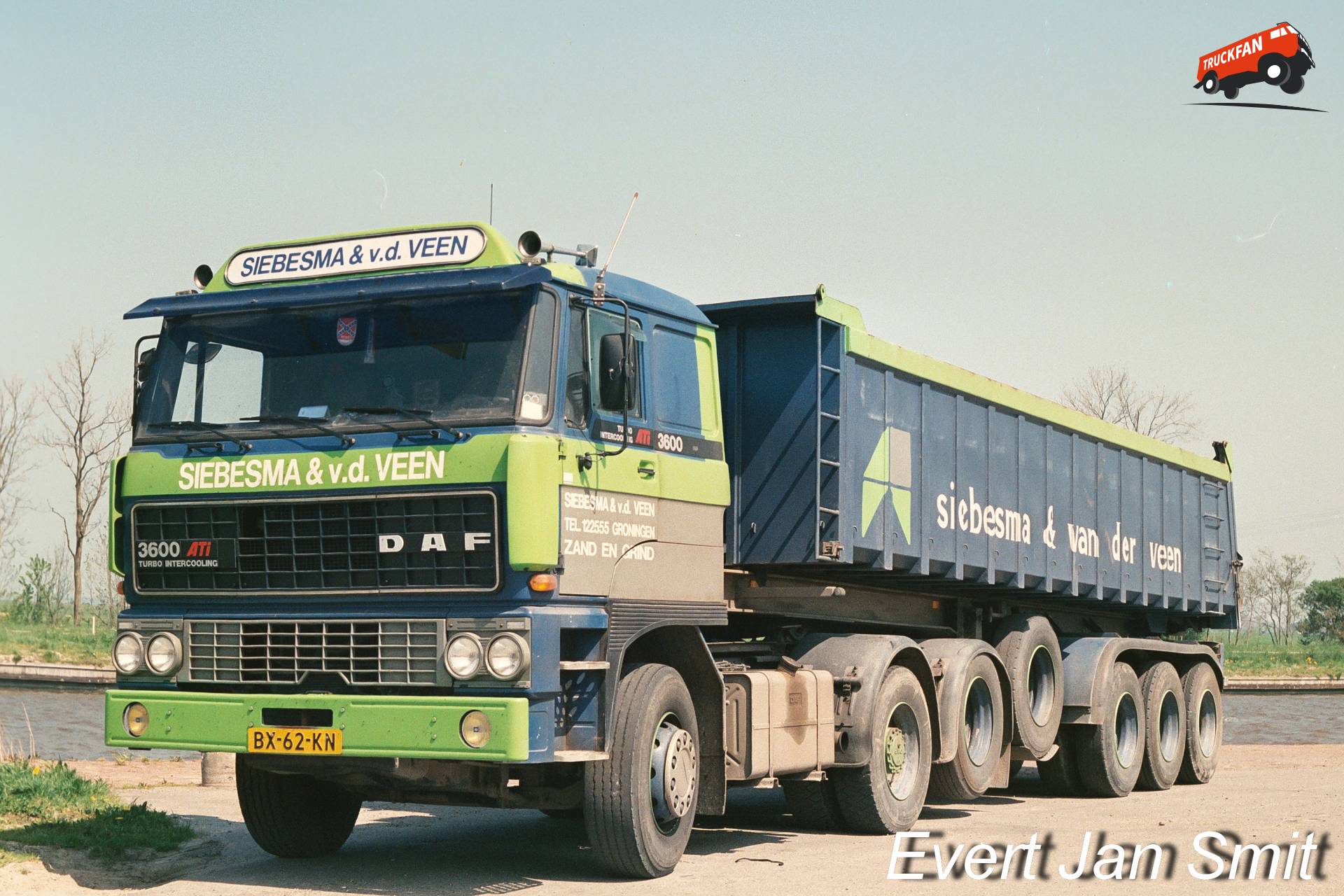 DAF FTS 3600 vrachtwagen geparkeerd aan loskade in Aduard