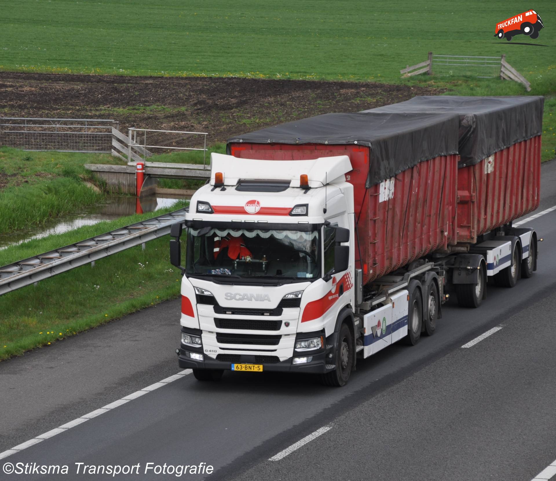 Scania G410 hook loader containers from Omrin