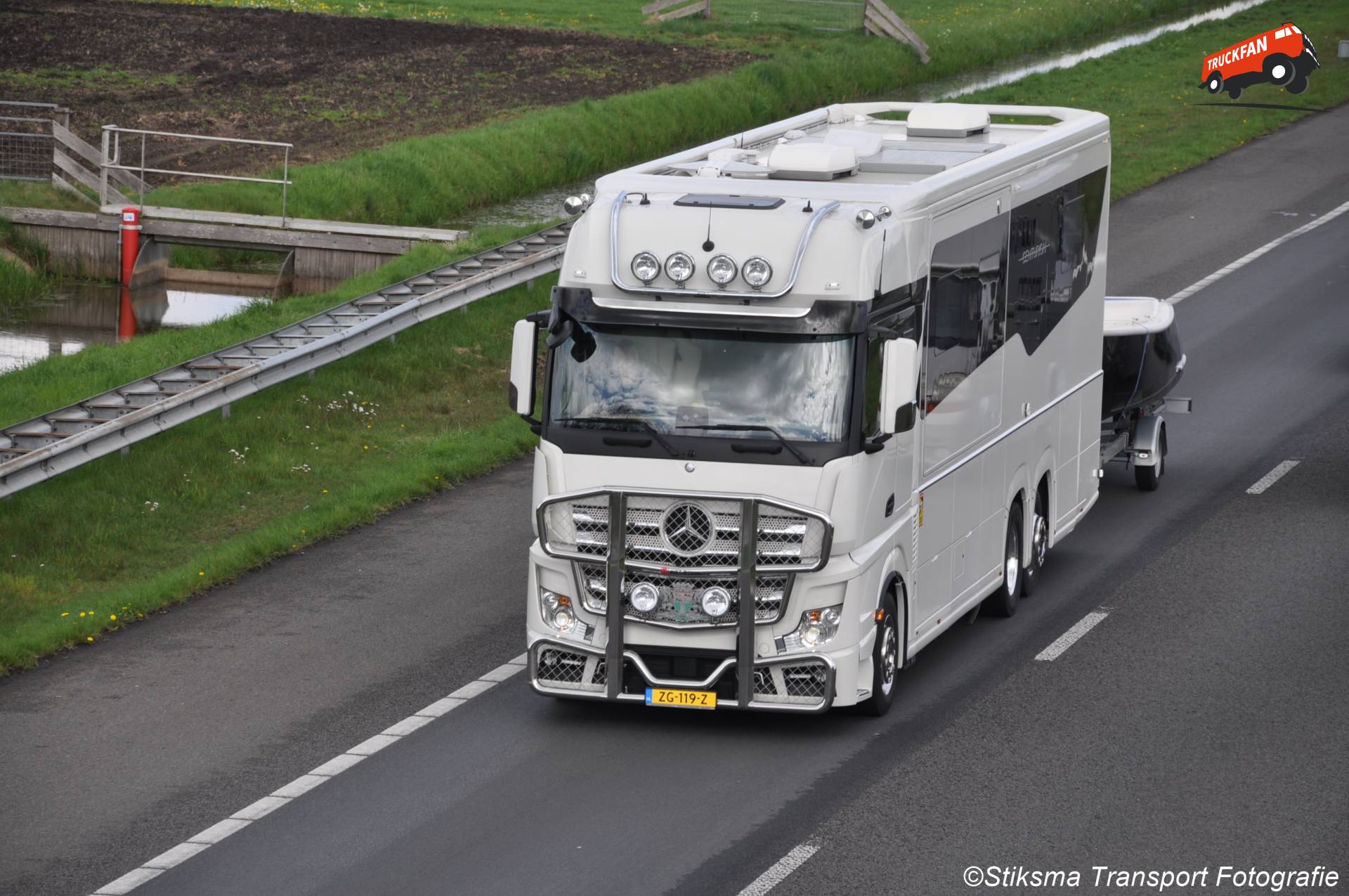 Mercedes-Benz Actros camper