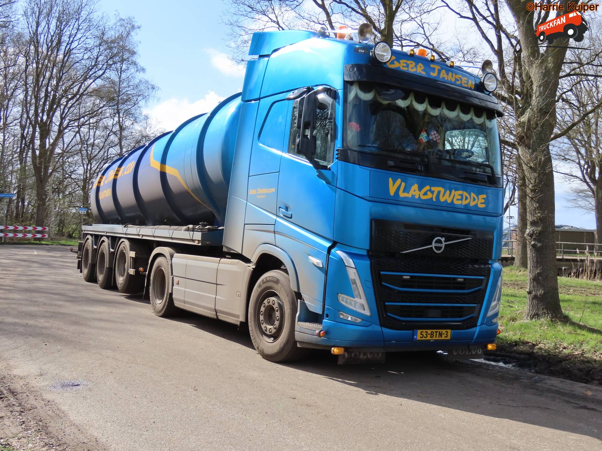 Volvo FH vrachtwagen met aanvoer van drijfmest