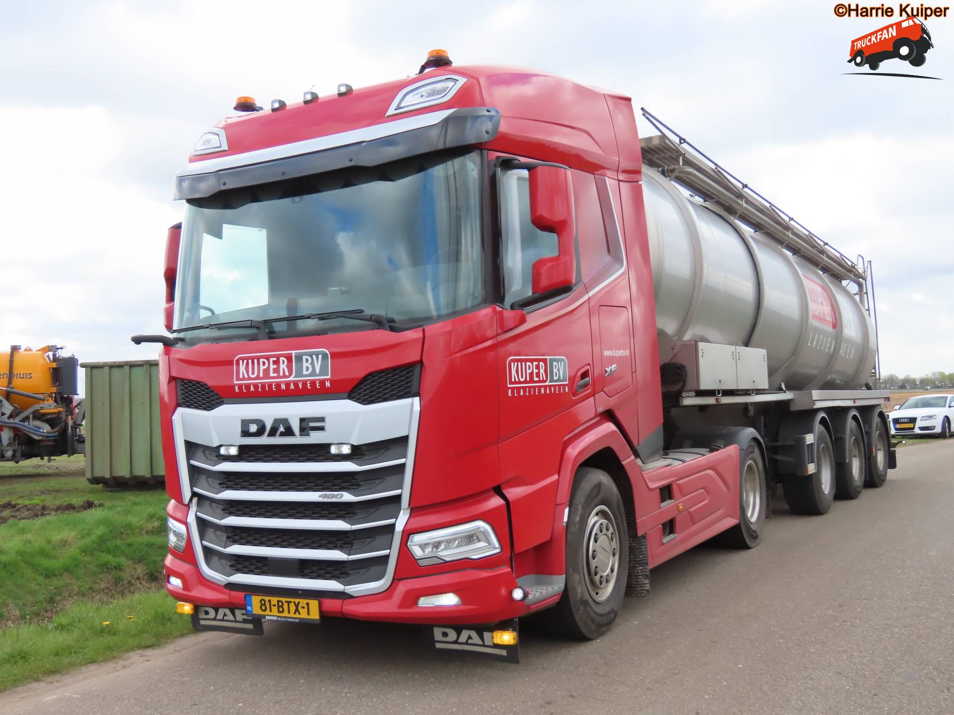 DAF XF vrachtwagen met drijfmest aanvoer